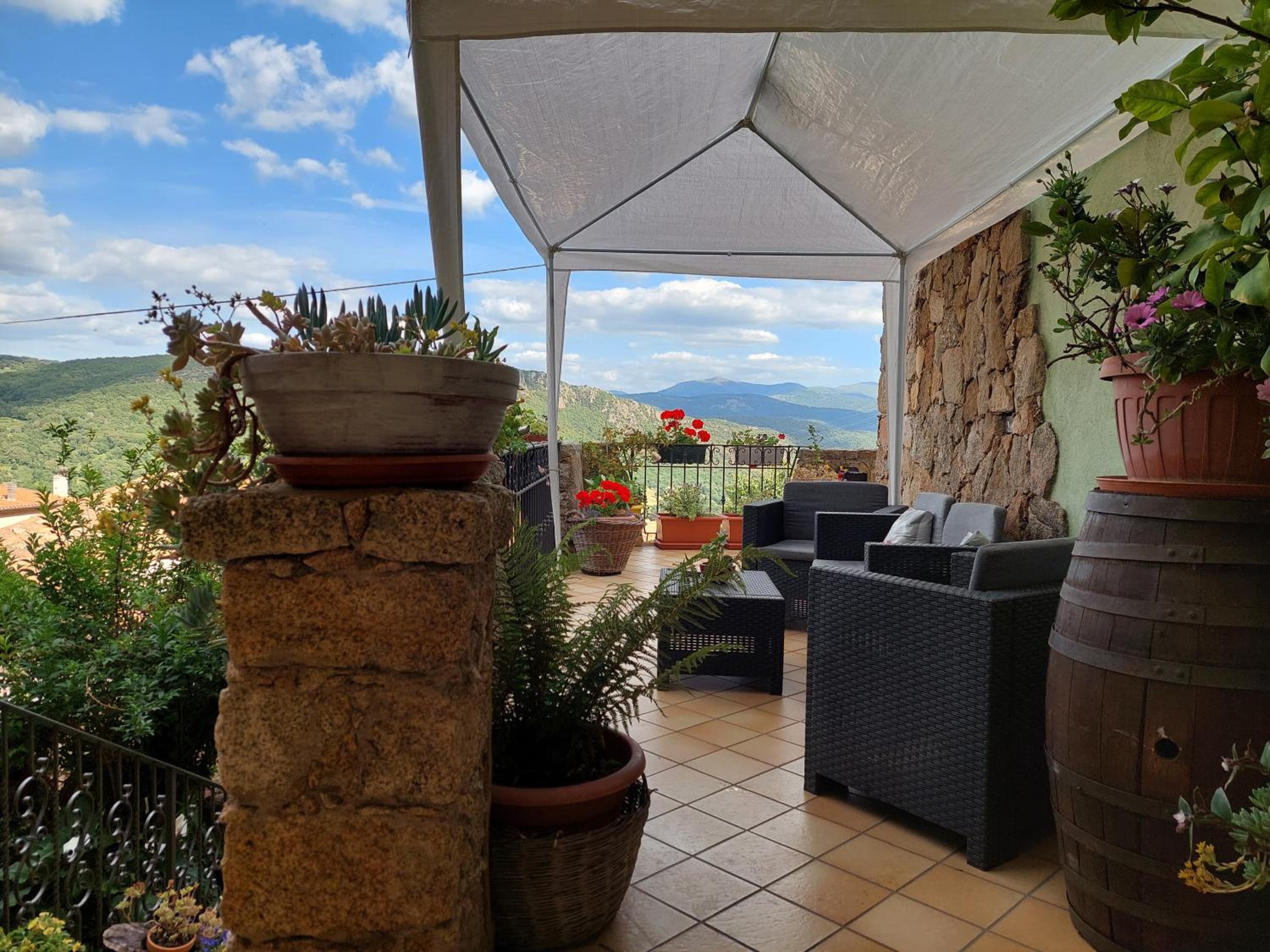 Apartment with Mountain View - Photo 12