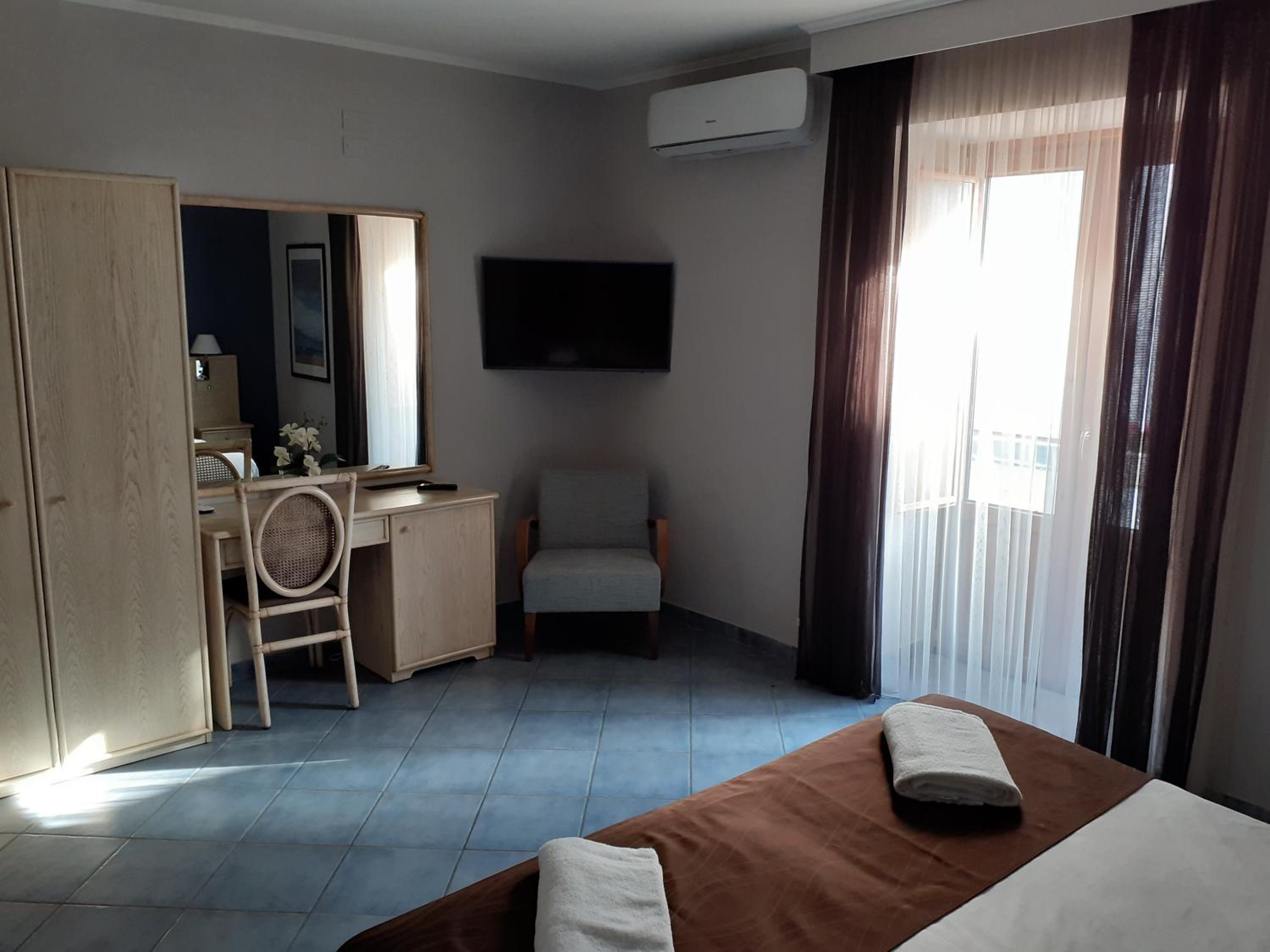 Double or Twin Room with Partial Sea View - Photo 4
