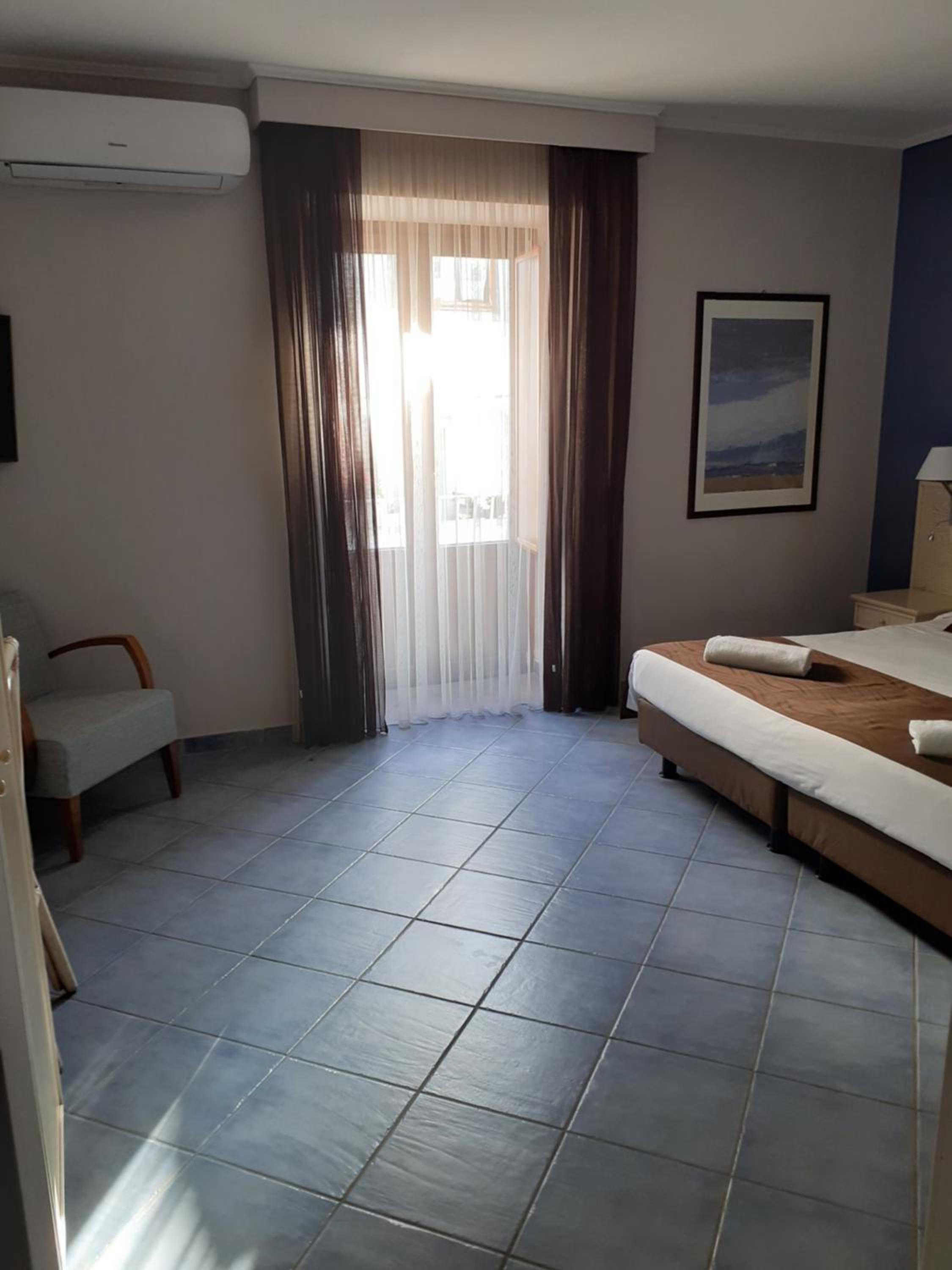 Double or Twin Room with Partial Sea View - Photo 3