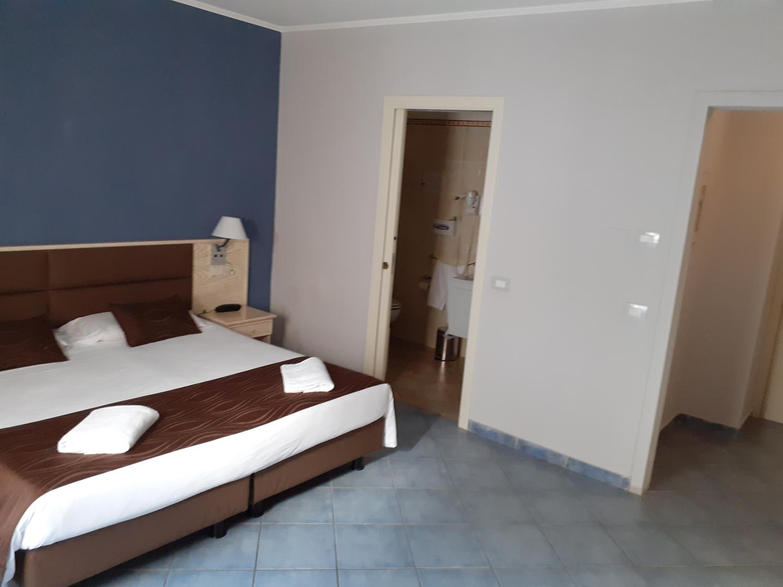 Double or Twin Room with Partial Sea View - Photo 2