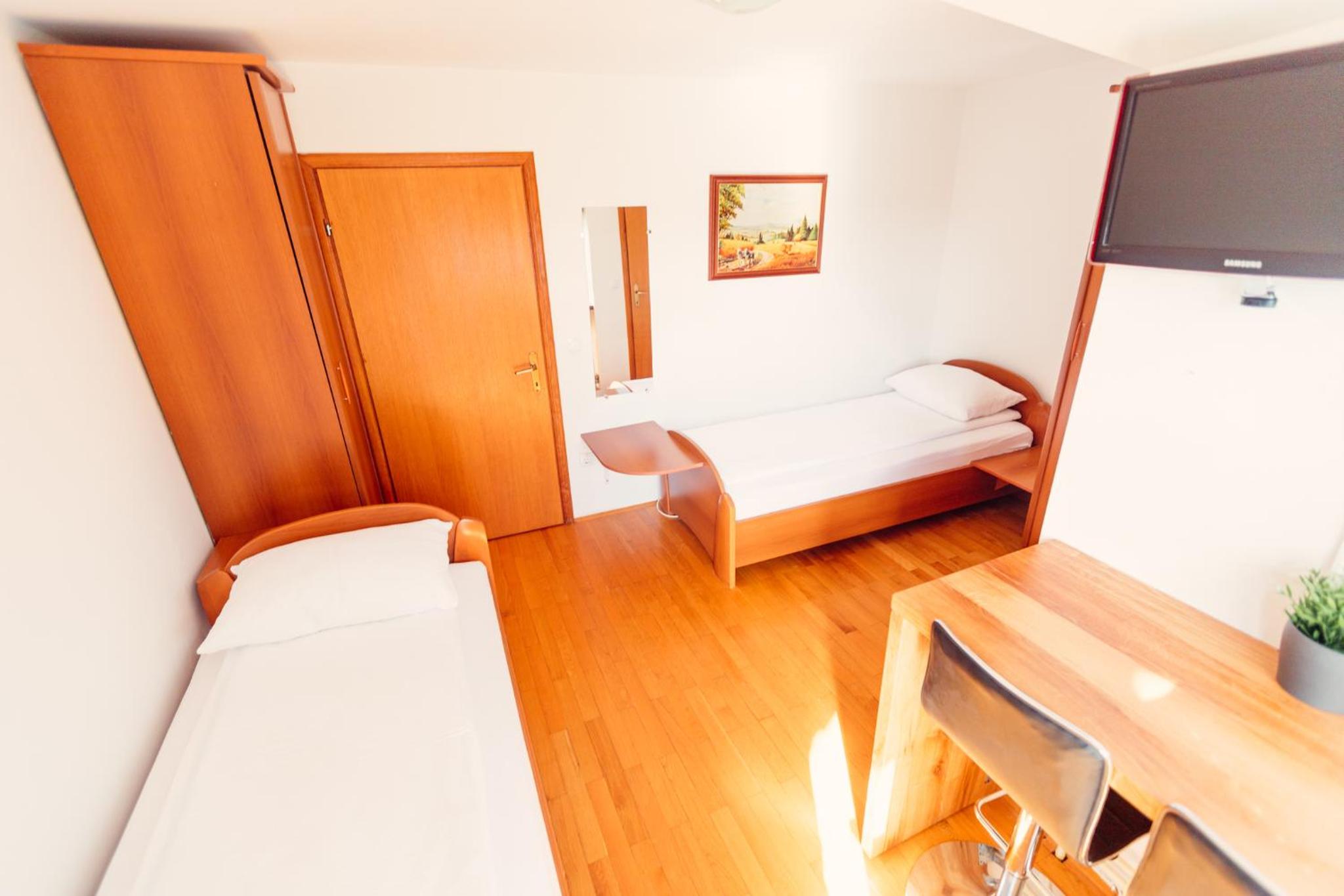 Twin Room with Private Bathroom photo 1