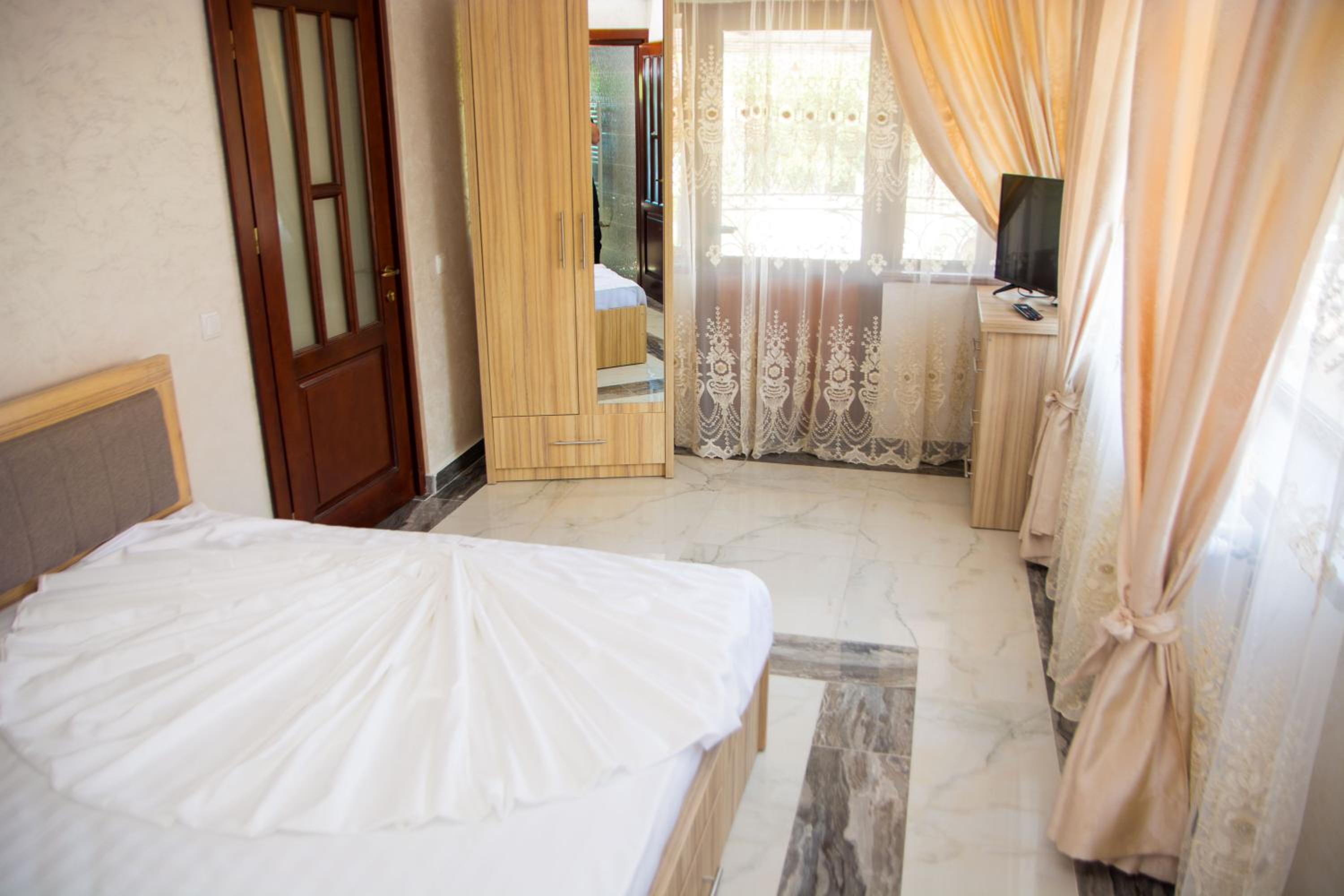 Double Room with Shared Bathroom photo 3