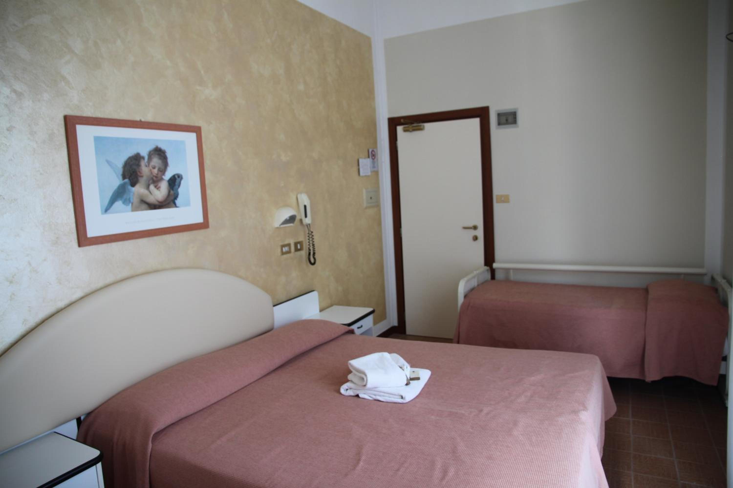 Standard Triple Room - Photo 4
