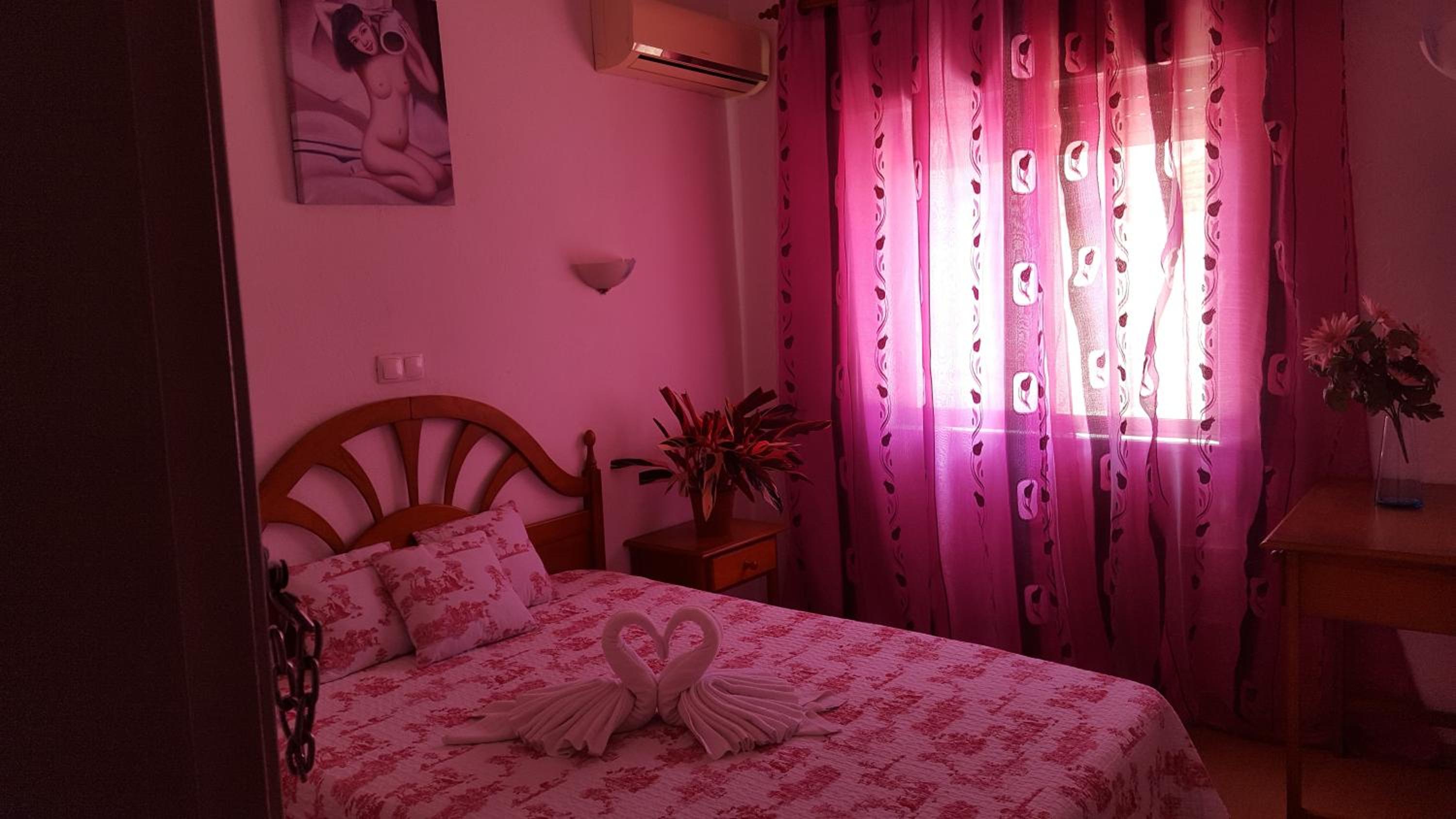 Double Room with Private Bathroom - Photo 3