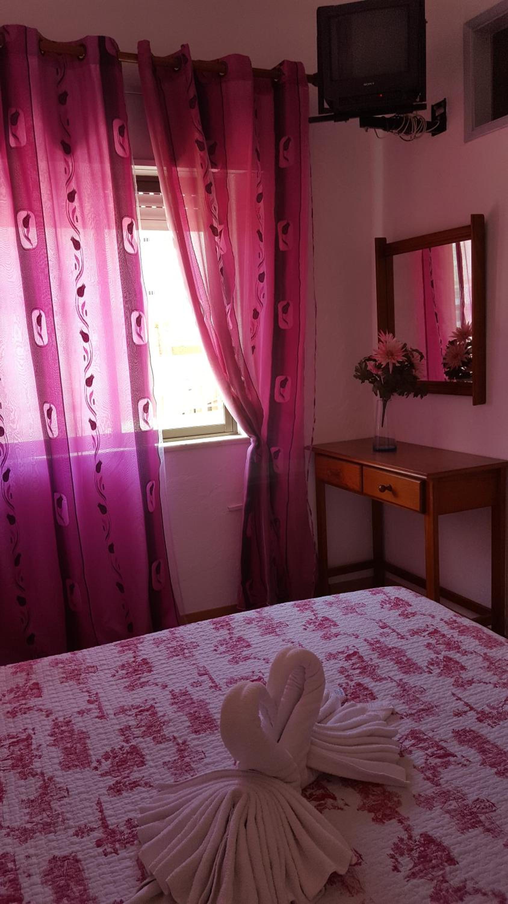 Double Room with Private Bathroom - Photo 9