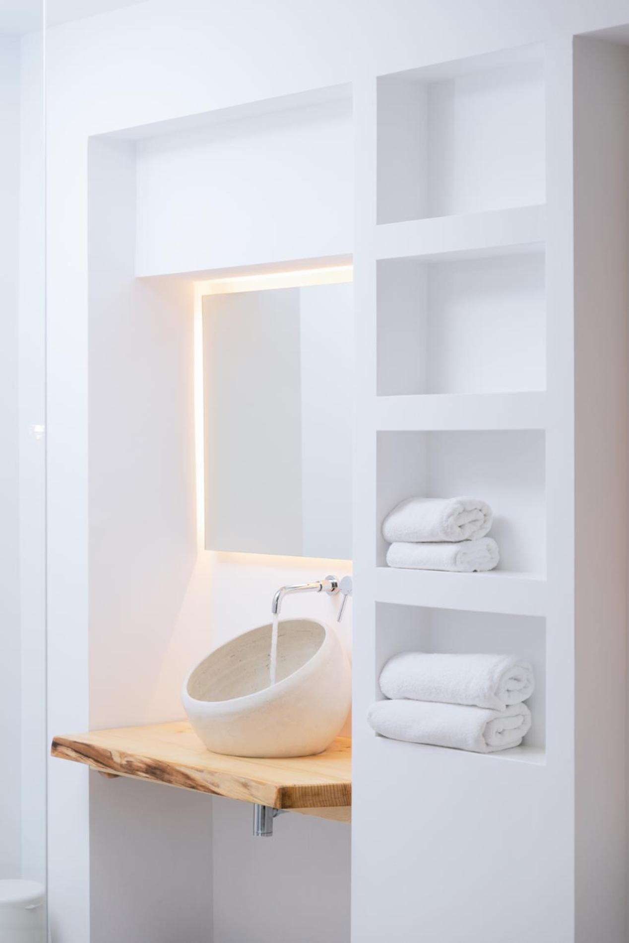 Deluxe King Suite - Photo 11