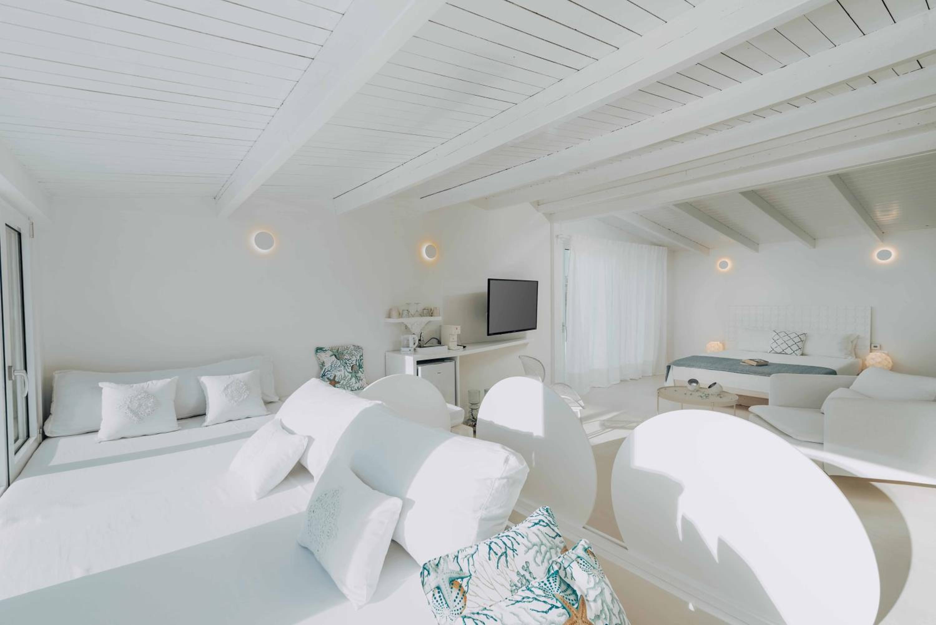 Deluxe Suite with Sea View - Photo 15