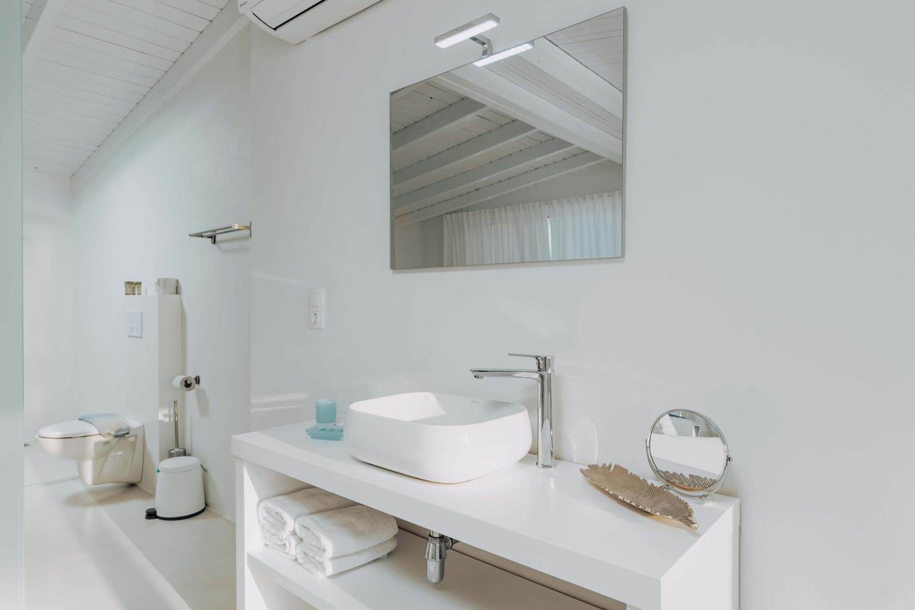 Deluxe Suite with Sea View - Photo 14