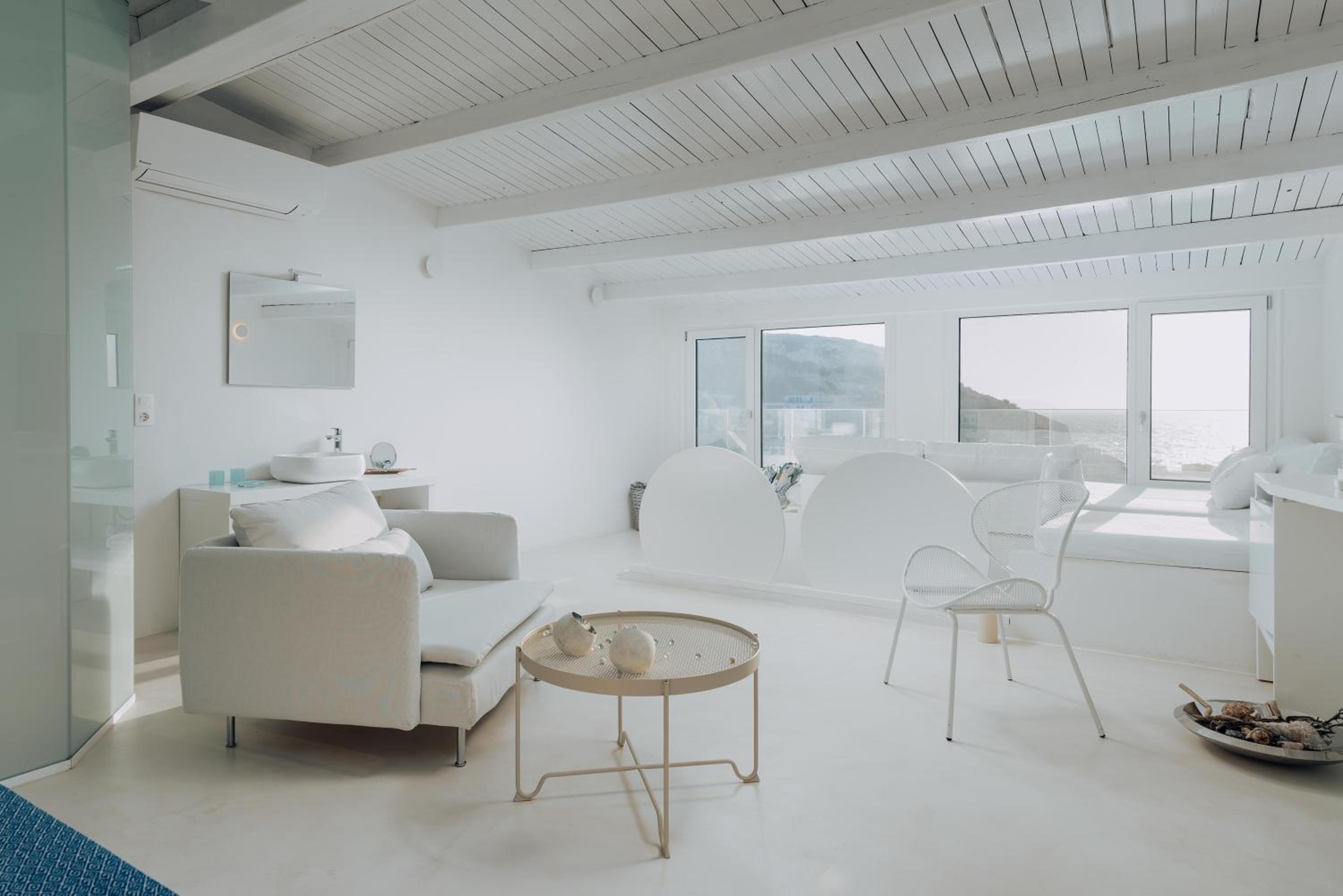 Deluxe Suite with Sea View - Photo 12