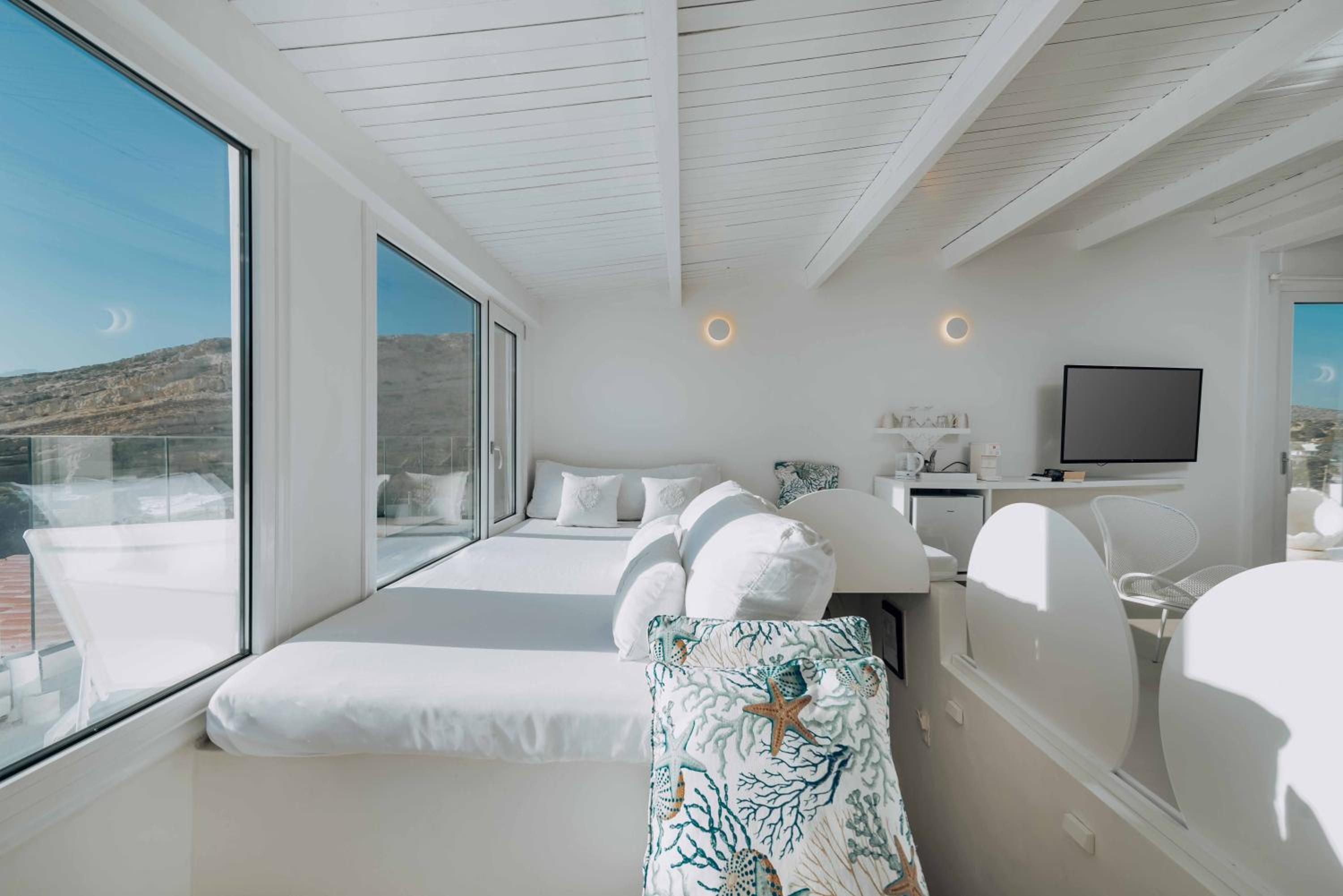 Deluxe Suite with Sea View - Photo 9