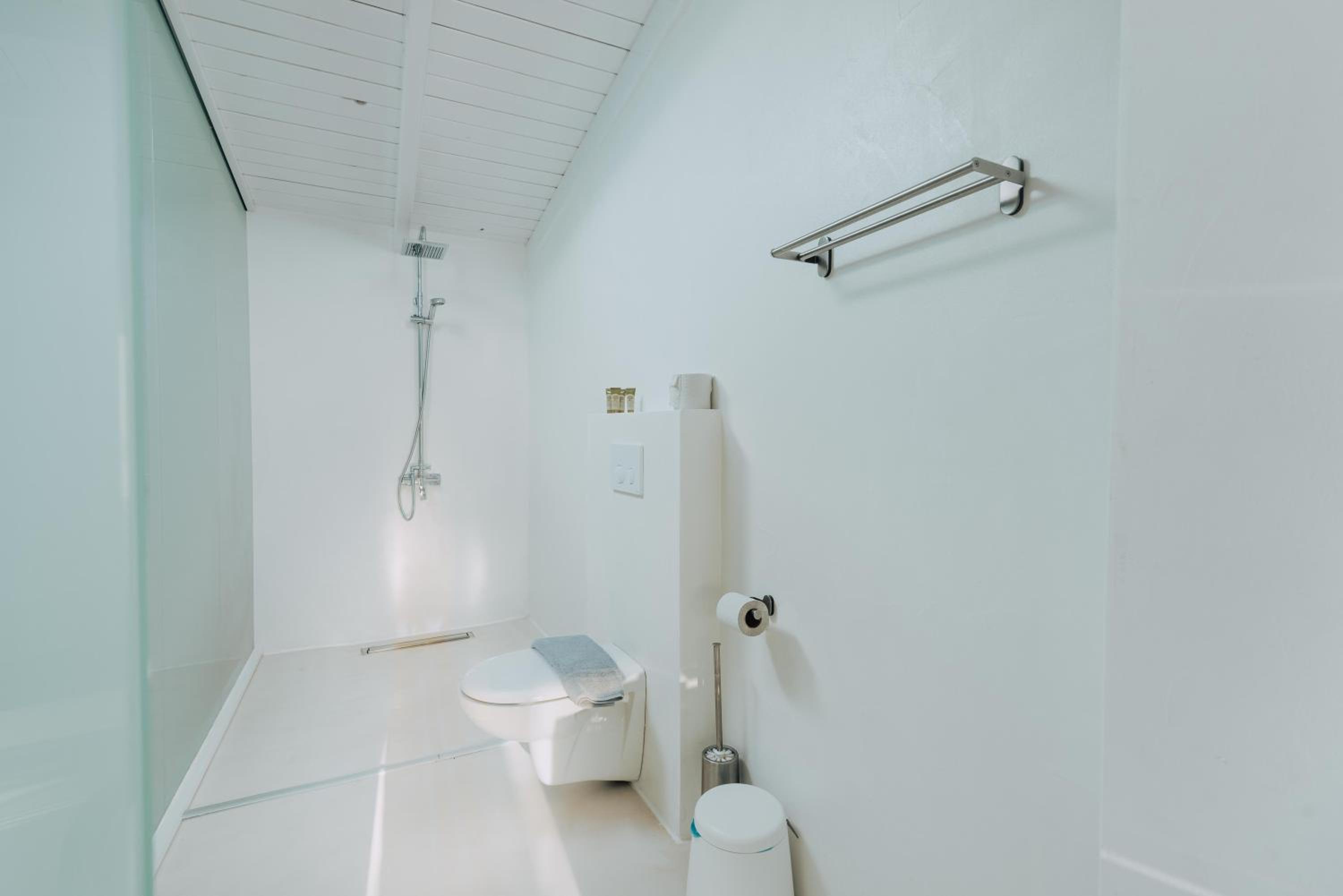 Deluxe Suite with Sea View - Photo 18