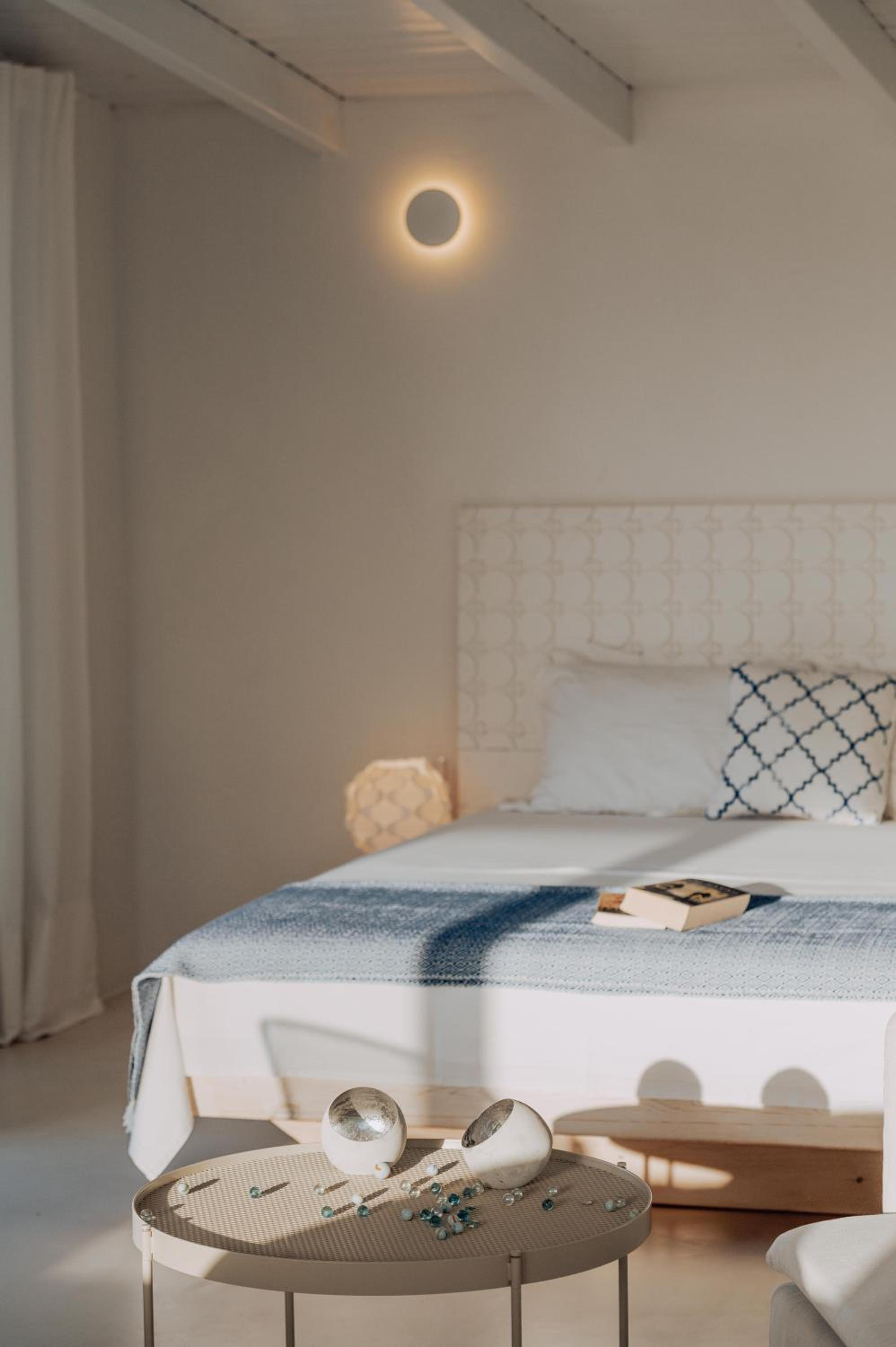 Deluxe Suite with Sea View - Photo 17