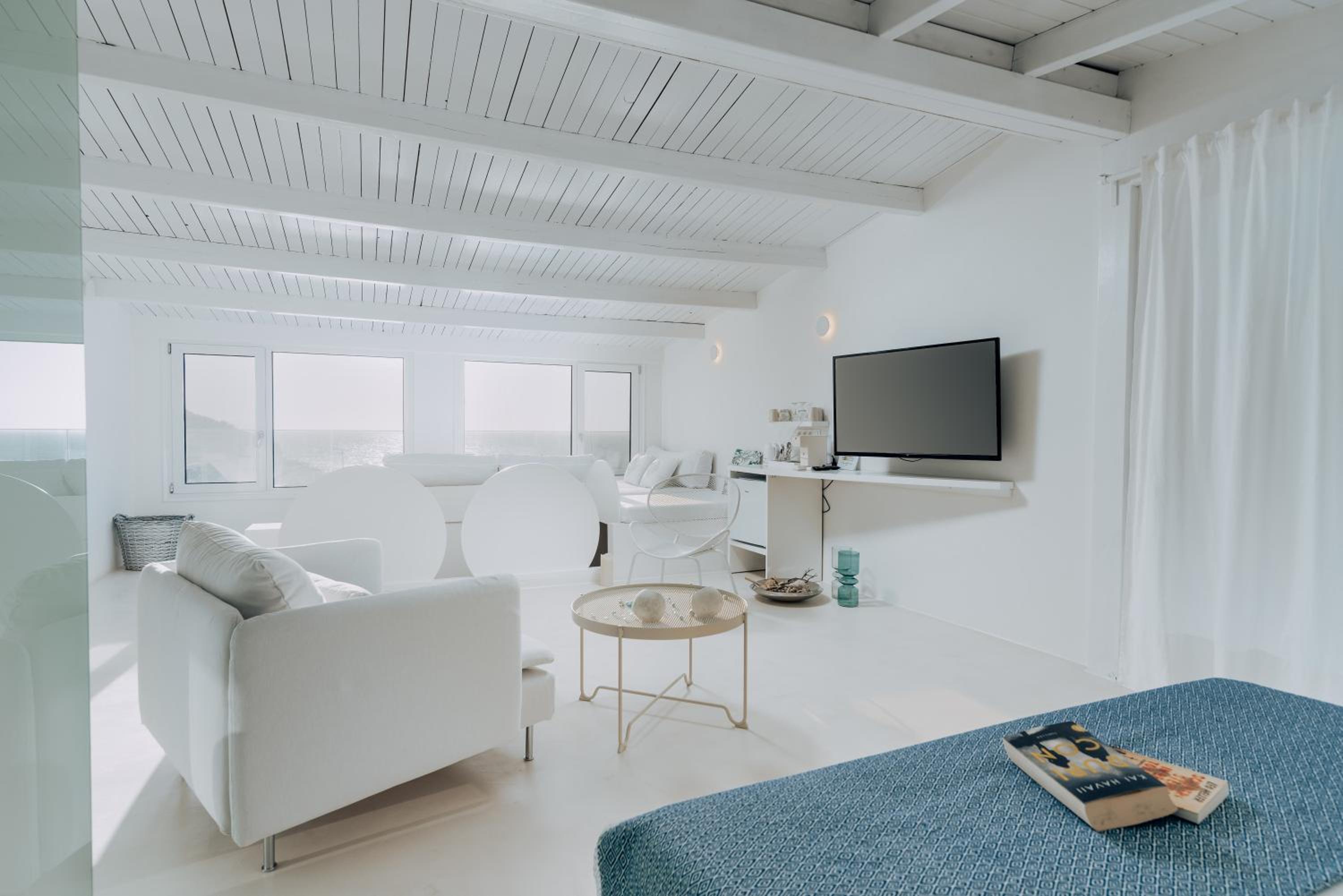 Deluxe Suite with Sea View - Photo 8