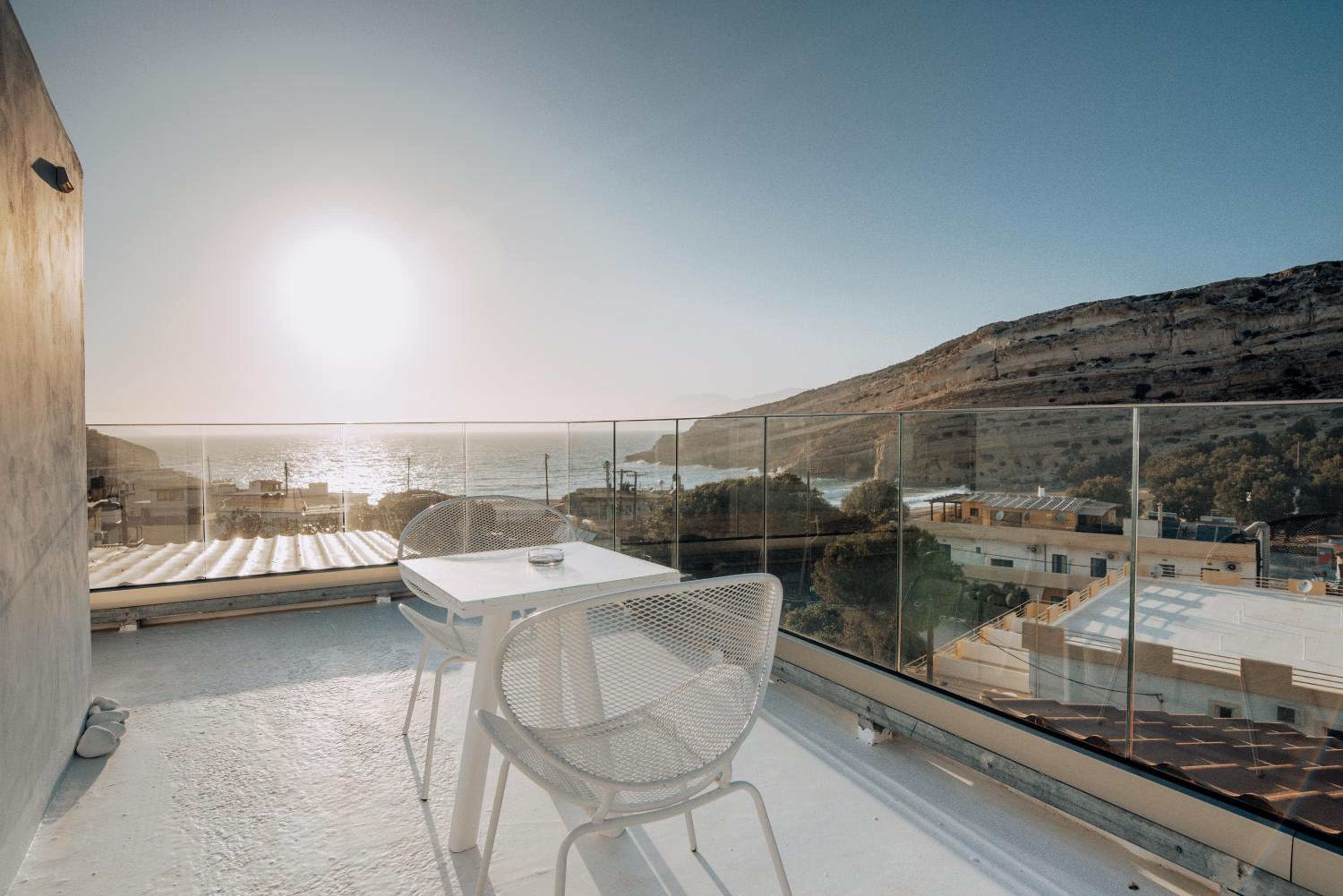 Deluxe Suite with Sea View - Photo 4