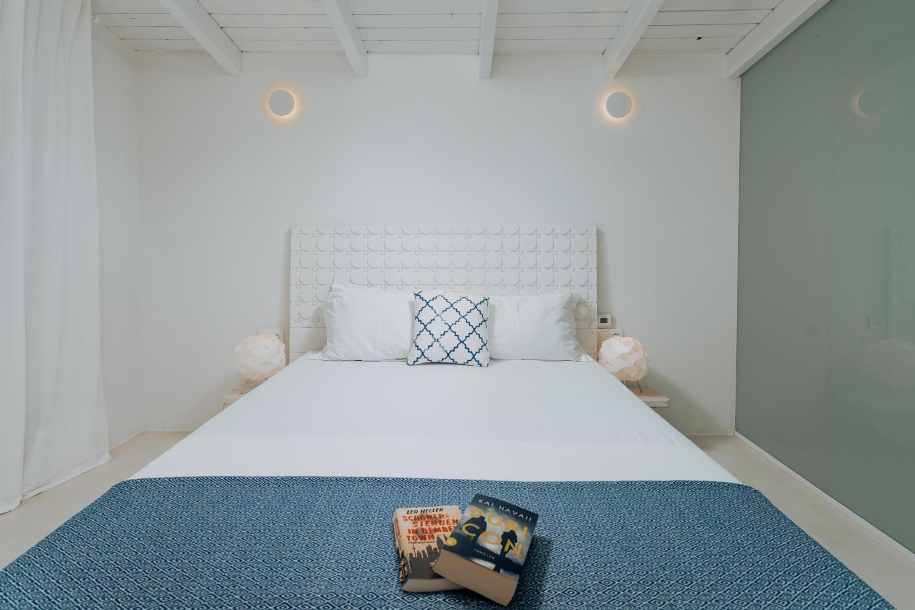 Deluxe Suite with Sea View - Photo 3