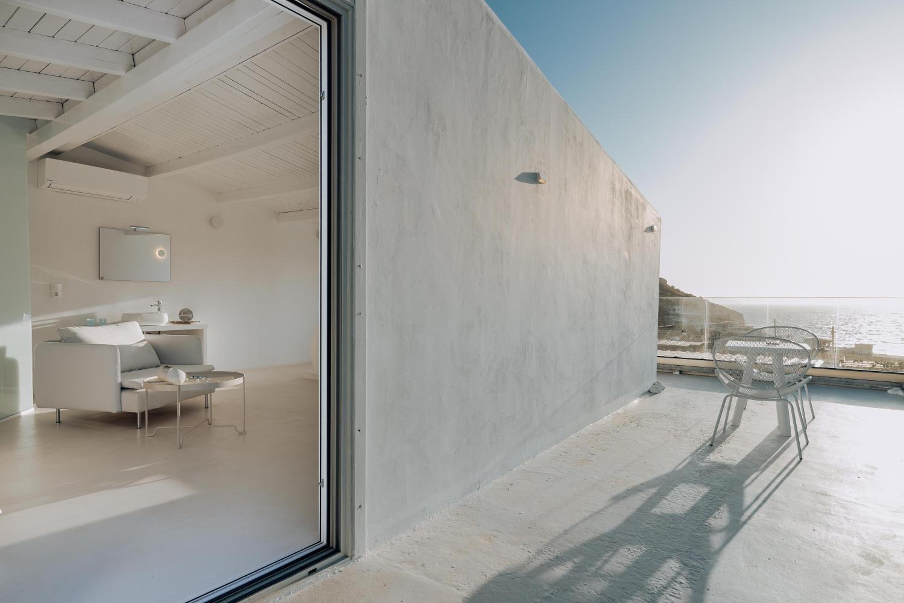 Deluxe Suite with Sea View - Photo 2