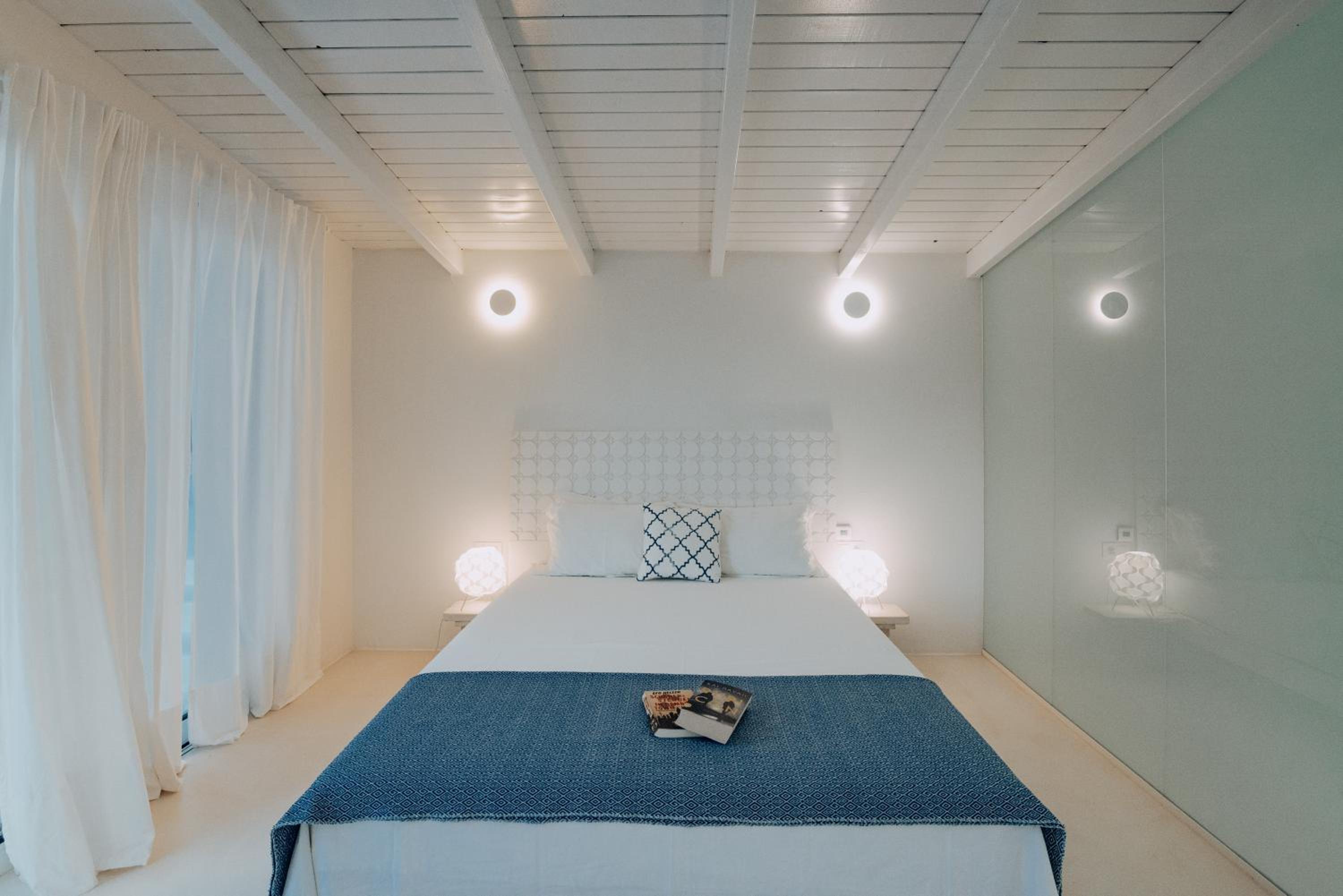 Deluxe Suite with Sea View - Photo 10
