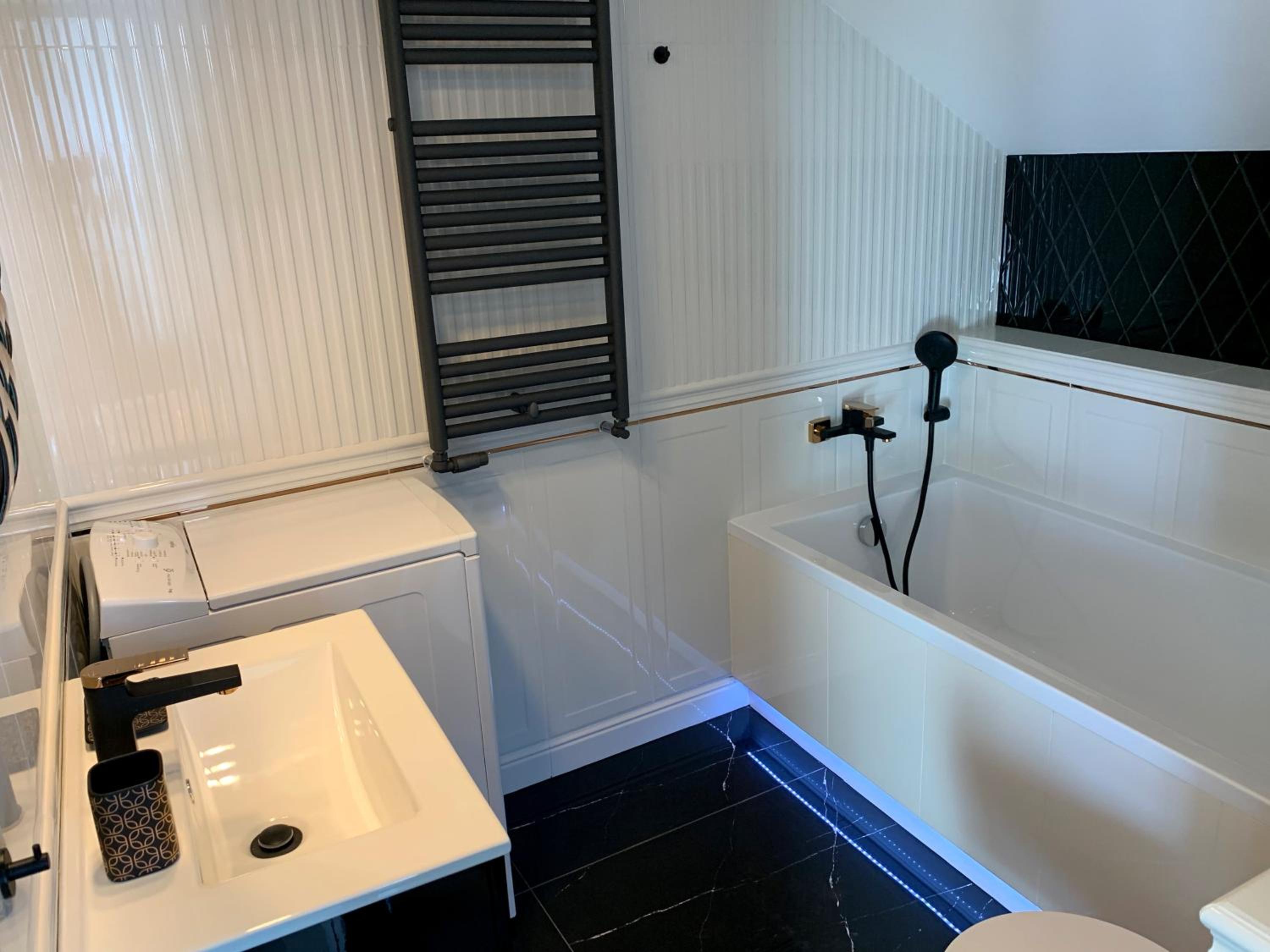 One-Bedroom Apartment - Photo 2