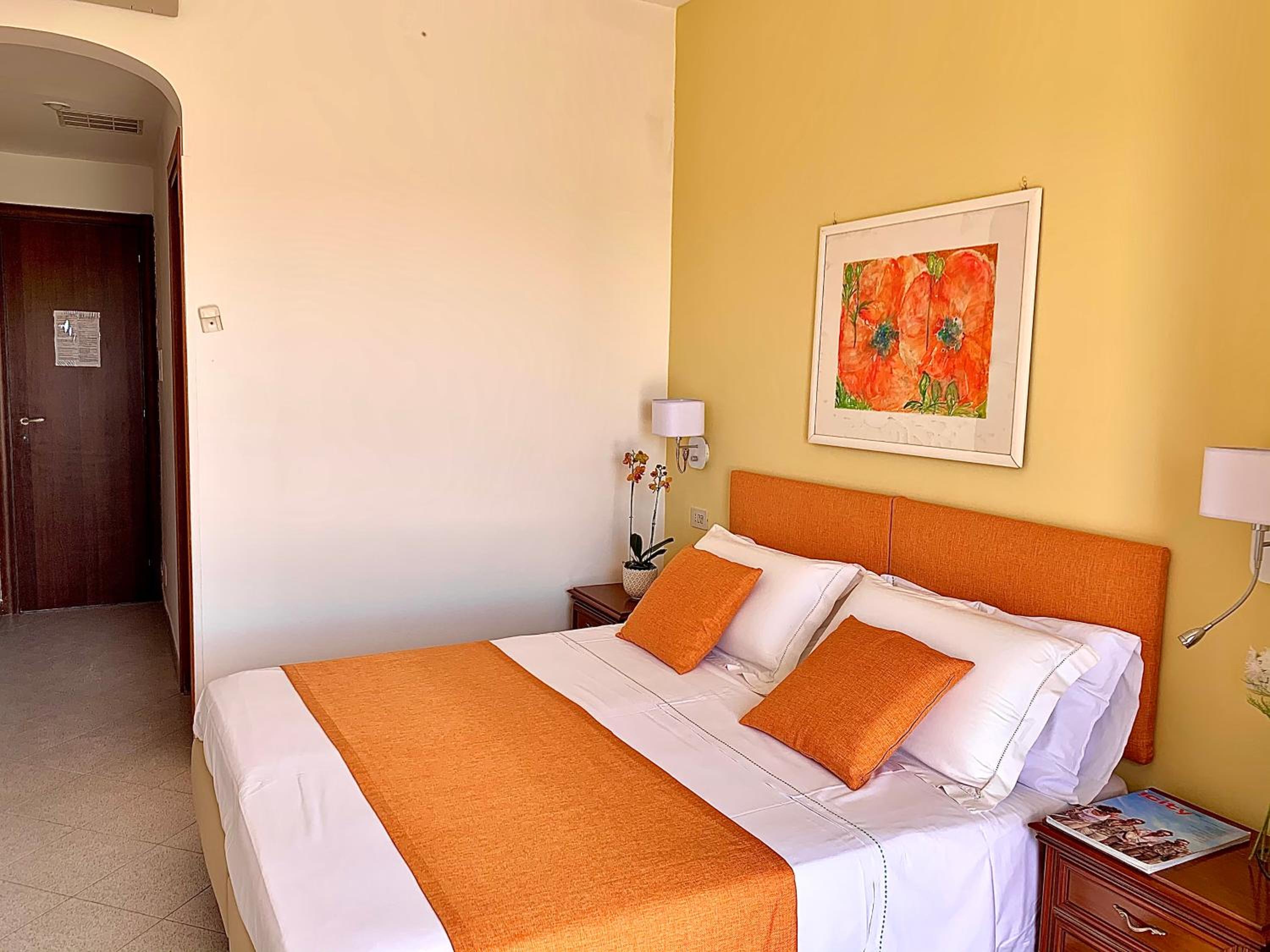 Double or Twin Room with Sea View - Photo 4
