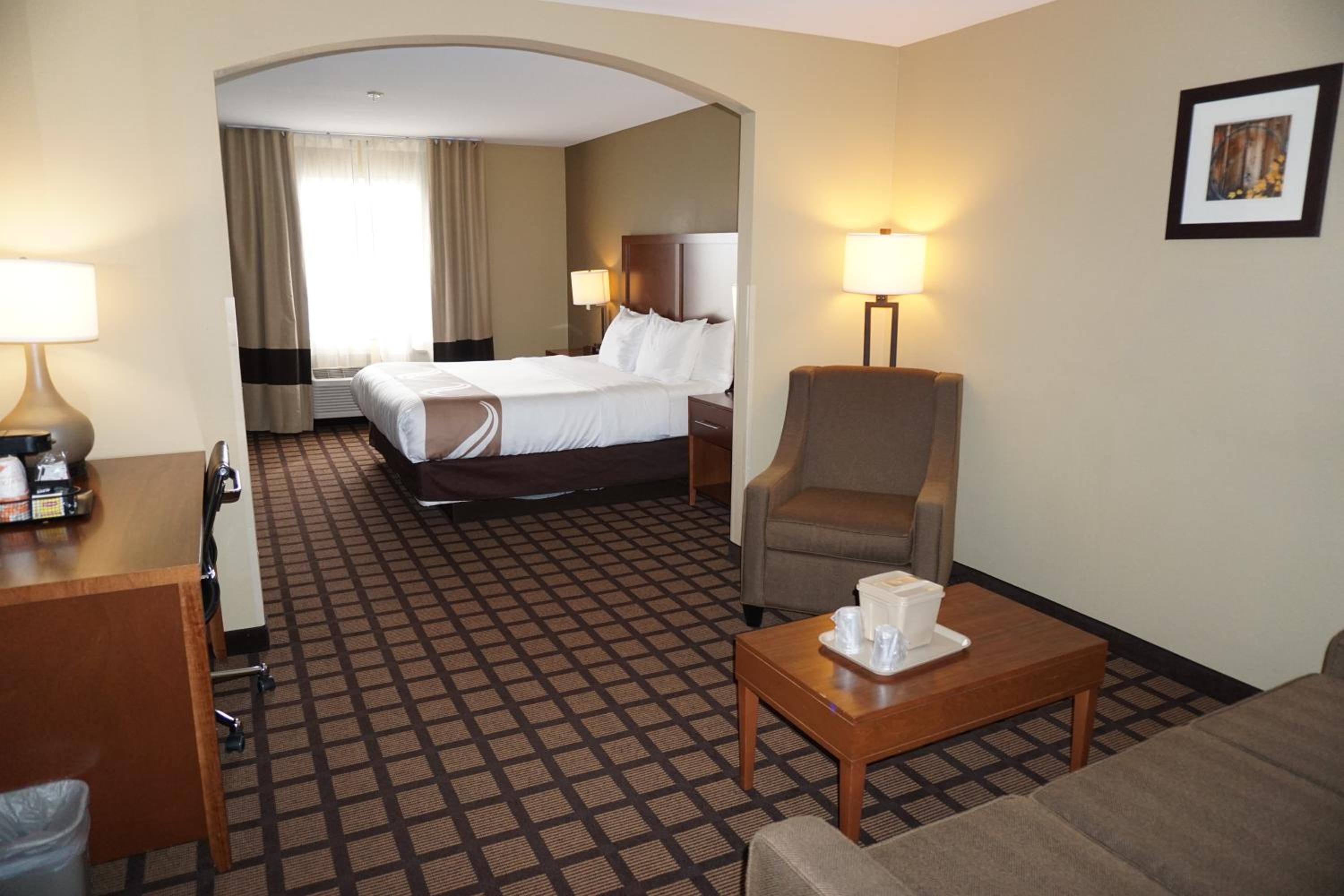 King Suite - Non-Smoking - Photo 3