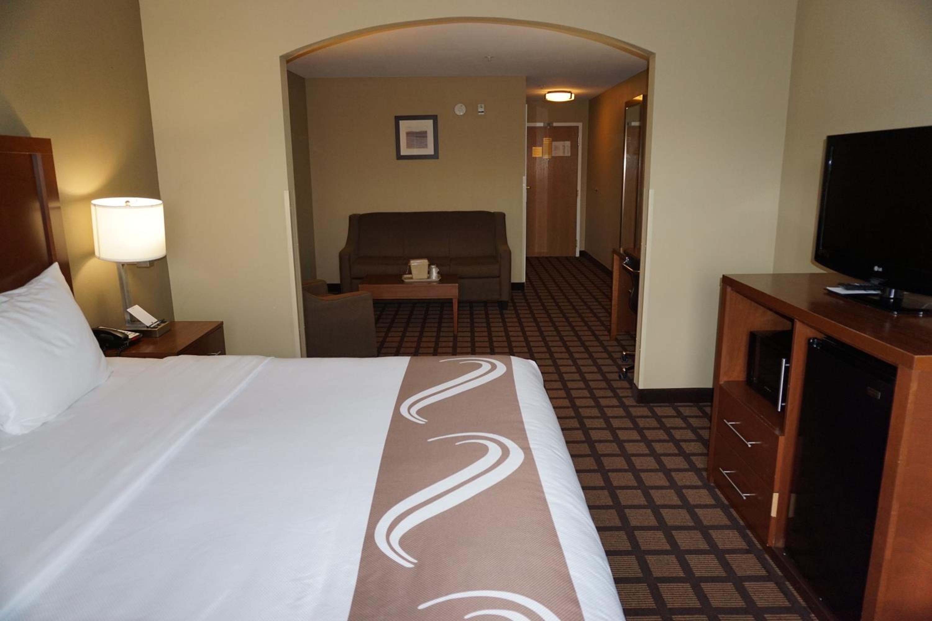 King Suite - Non-Smoking - Photo 5