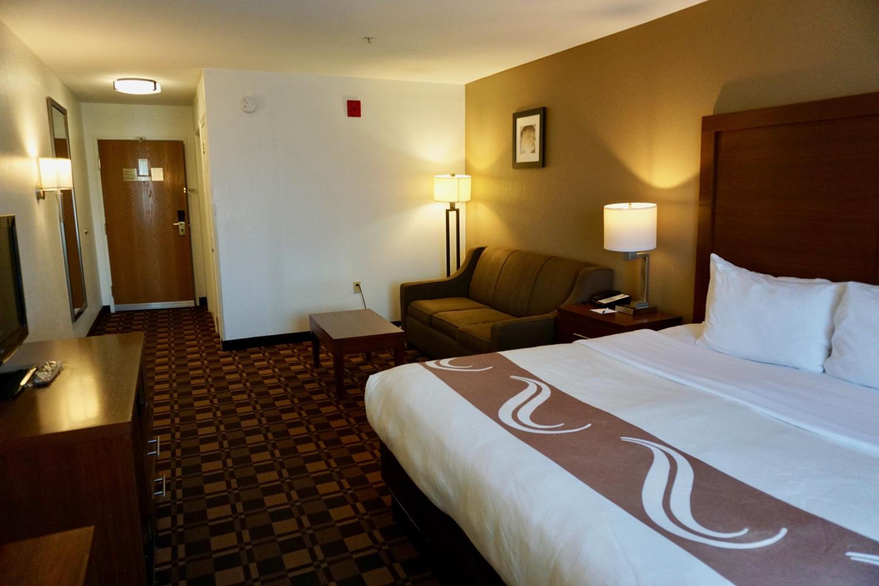 King Suite with Sofa Bed - Non-Smoking - Photo 7