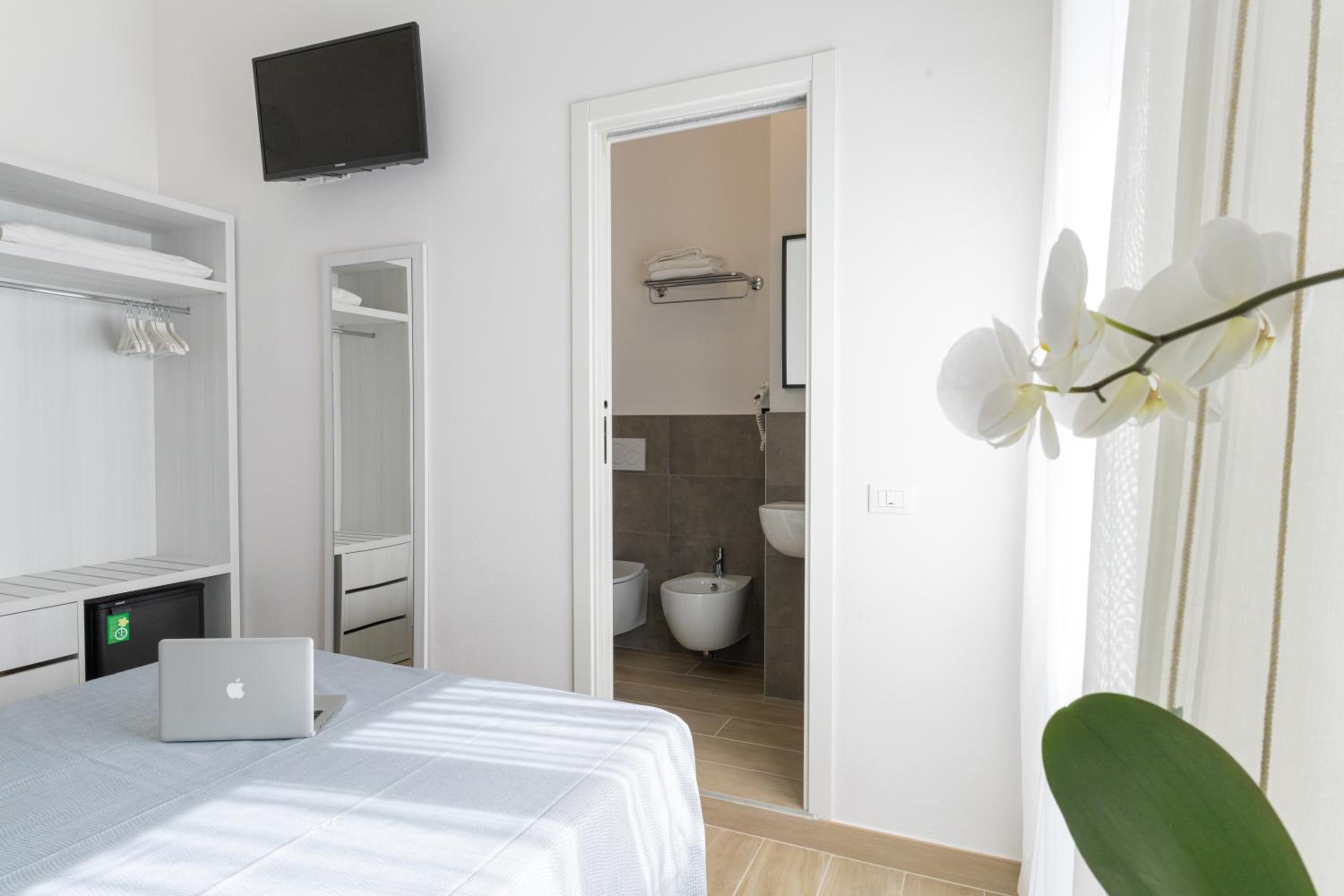 Double Room Single Use with Balcony photo 2