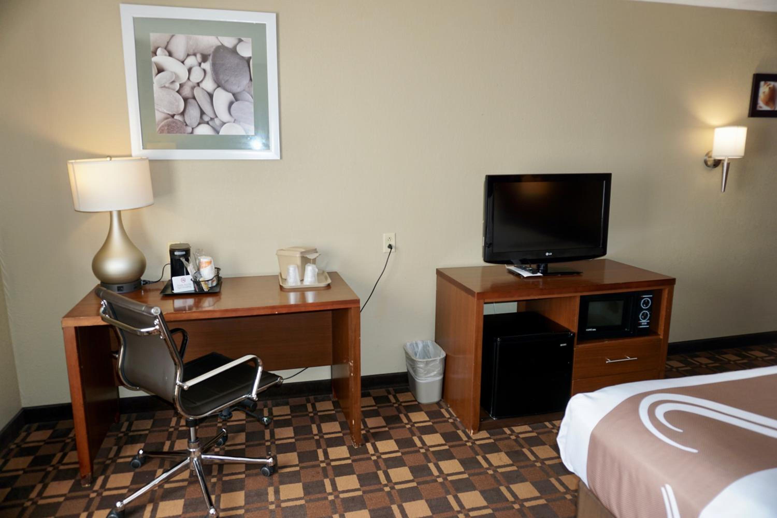 King Suite with Sofa Bed - Non-Smoking - Photo 2