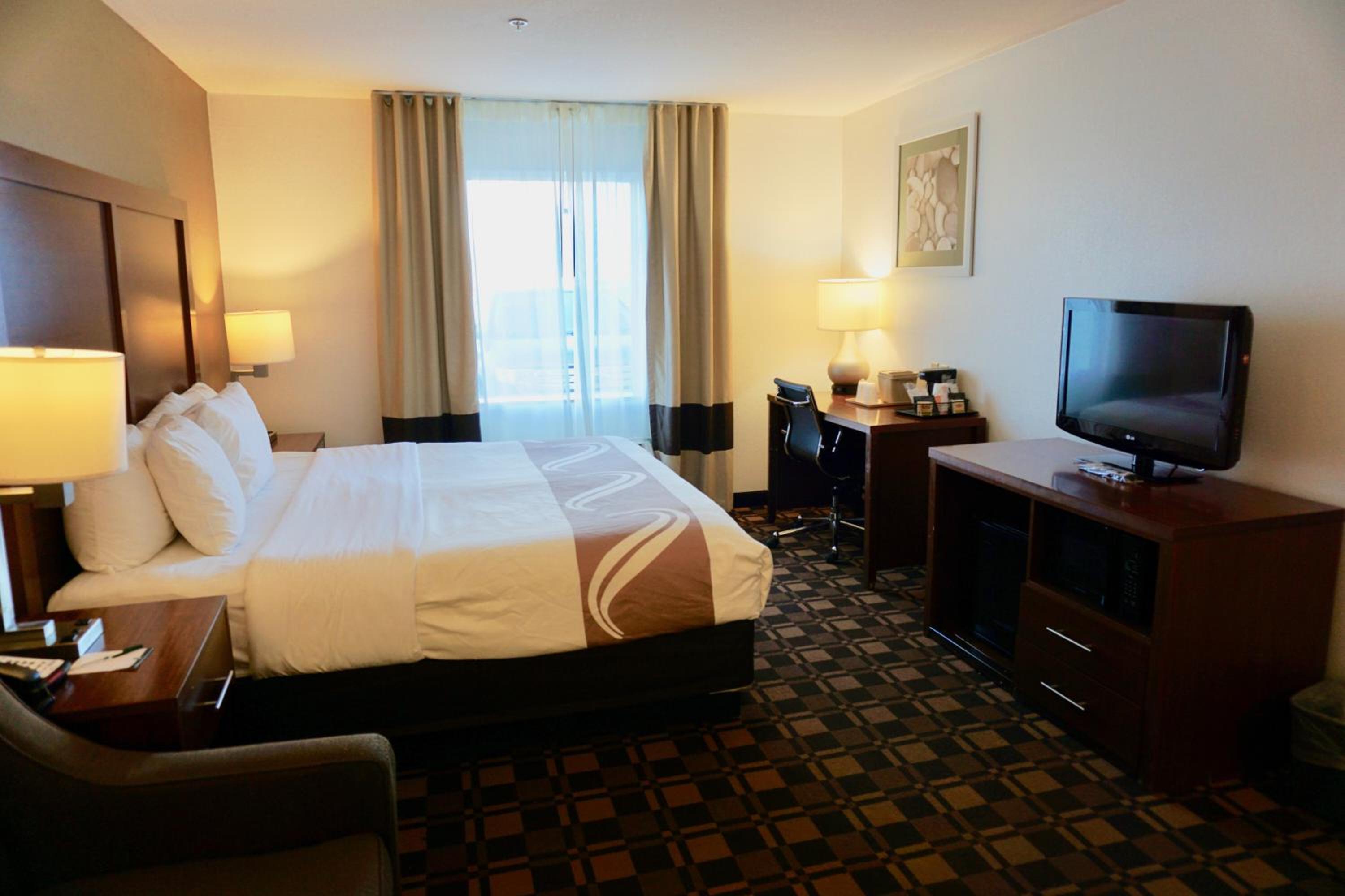 King Suite with Sofa Bed - Non-Smoking - Photo 4