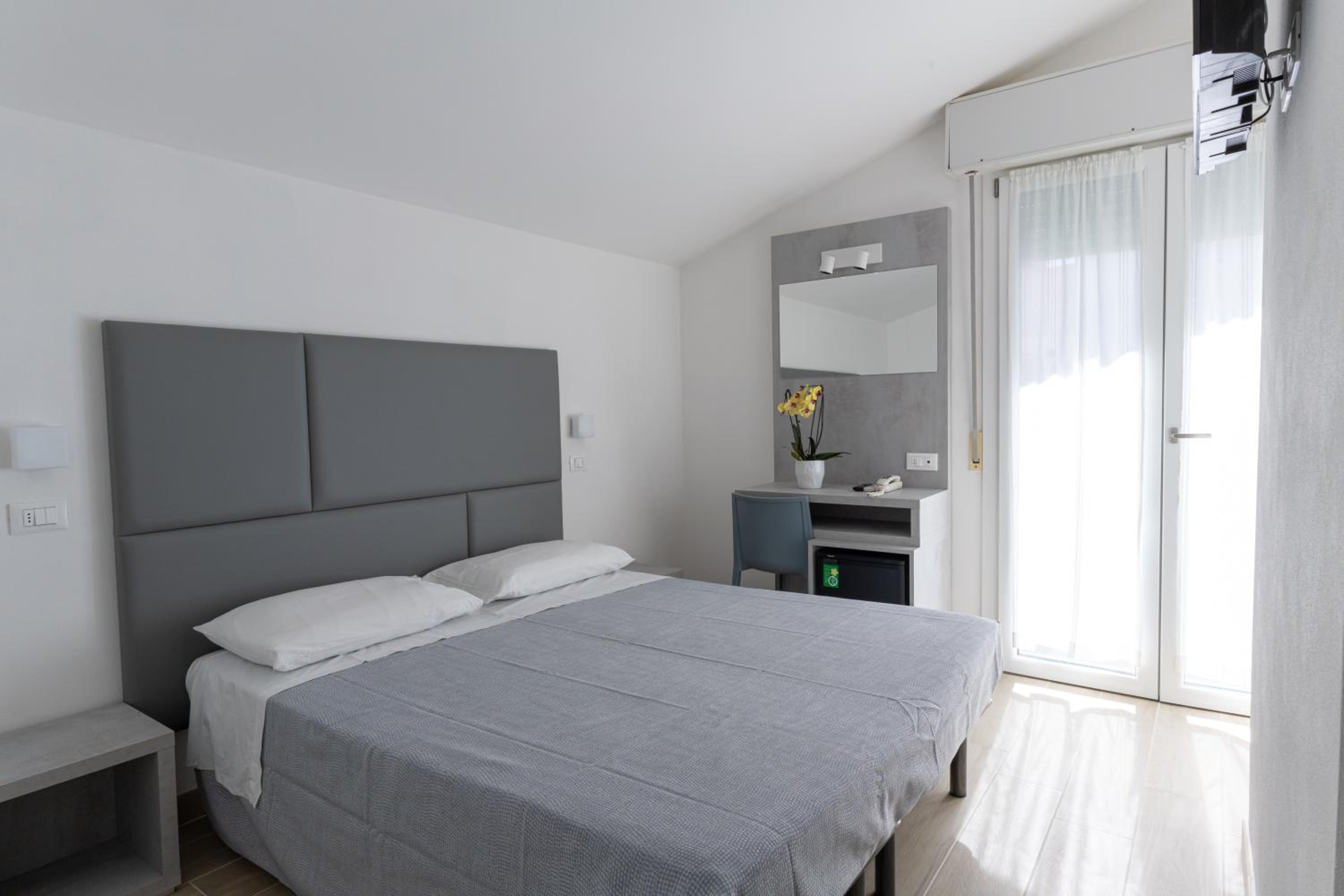 Double or Twin Room with Balcony photo 3