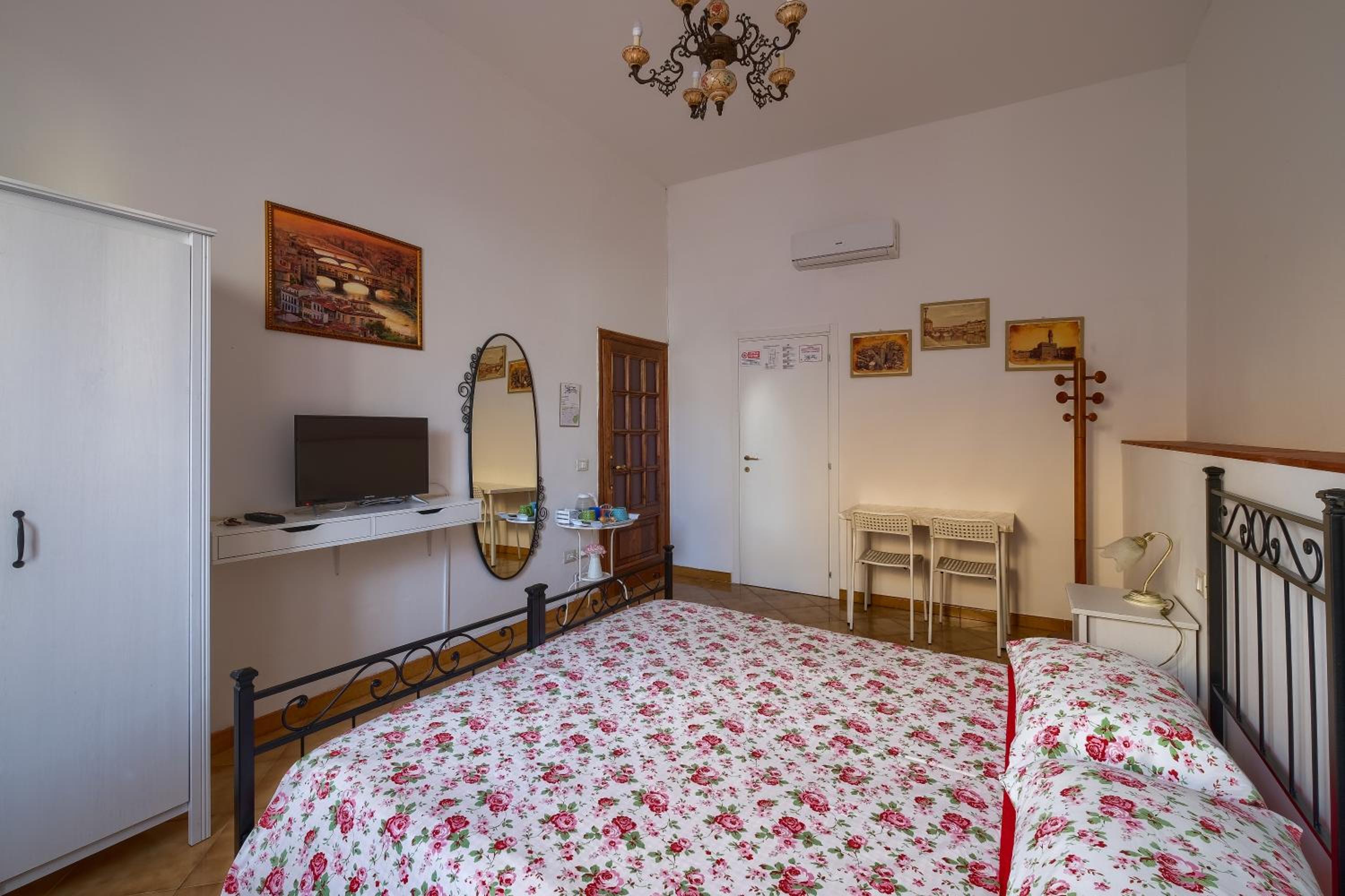 Double Room with Private Bathroom photo 2