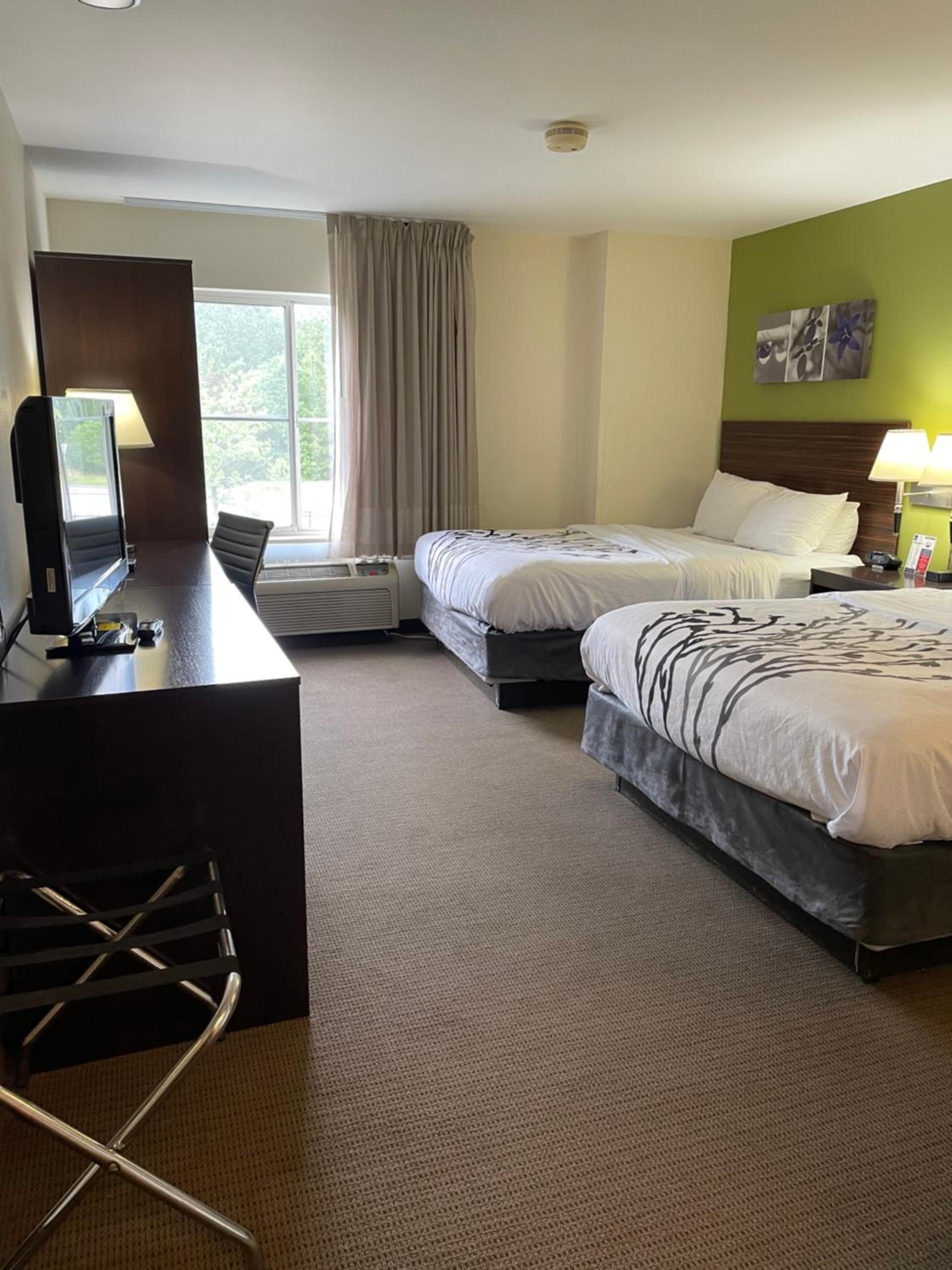 Queen Room with Two Queen Beds - Non-Smoking - Photo 5