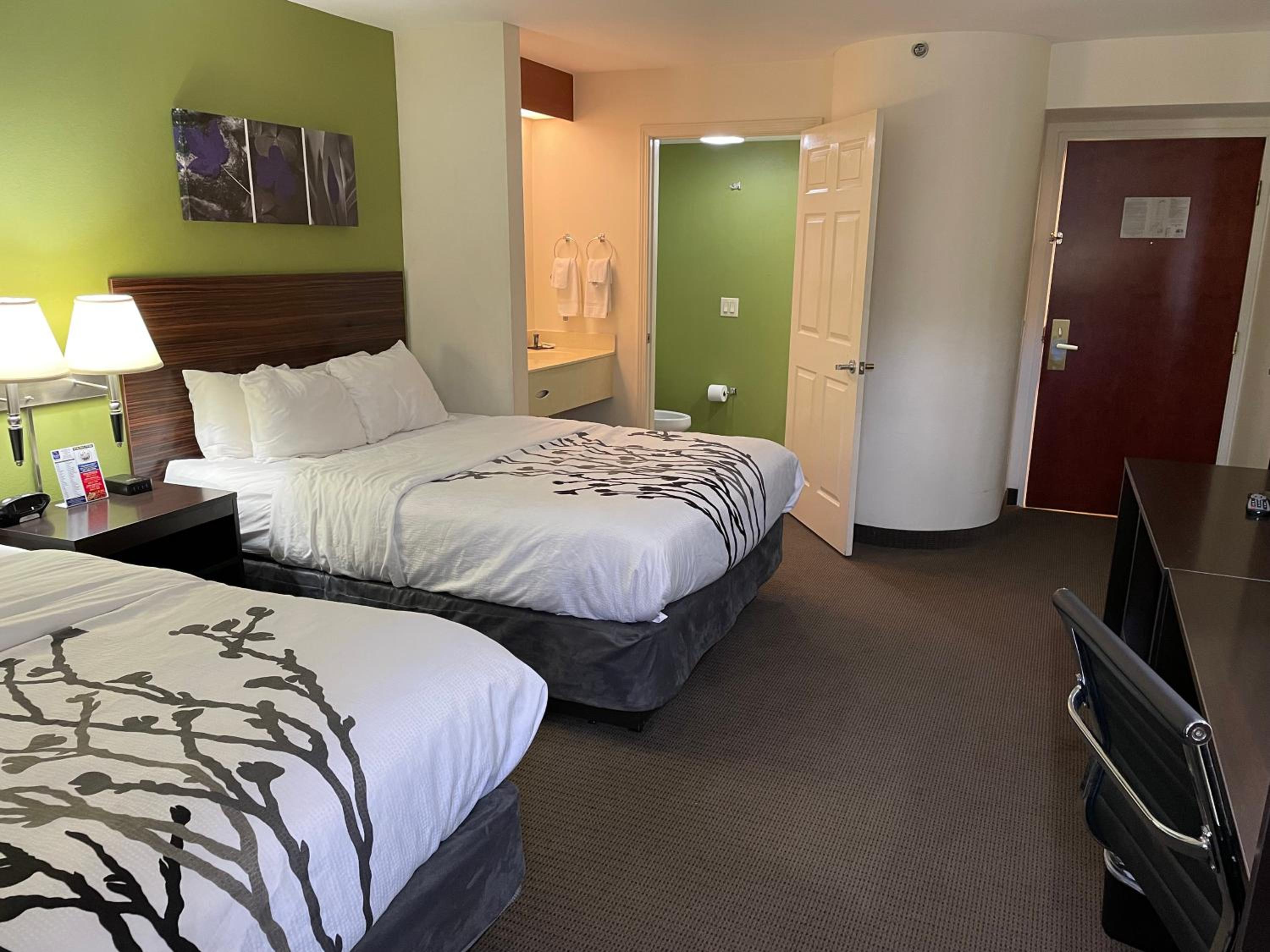 Queen Room with Two Queen Beds - Non-Smoking - Photo 2