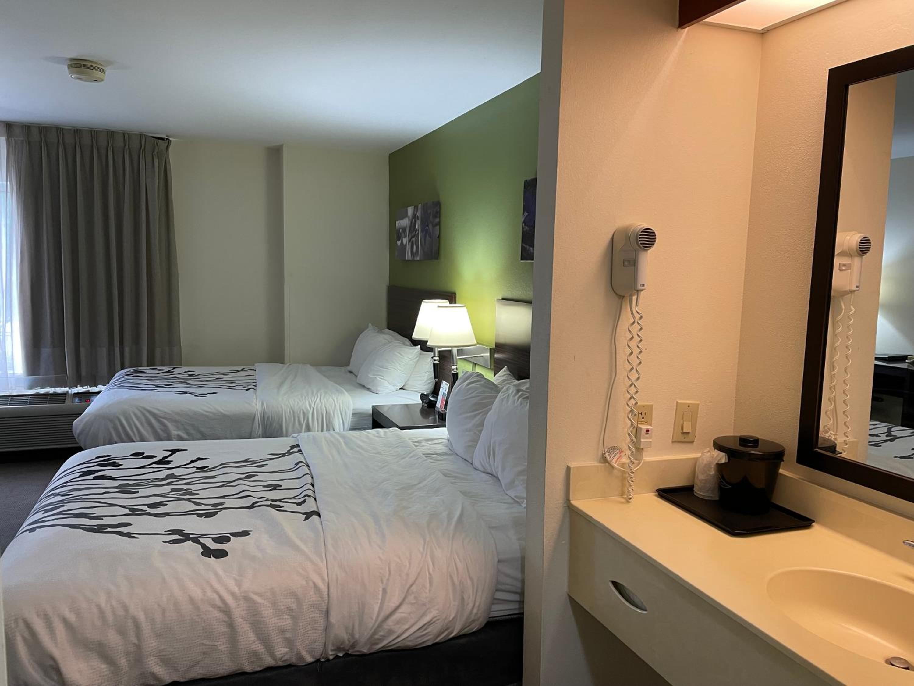 Queen Room with Two Queen Beds - Non-Smoking - Photo 4