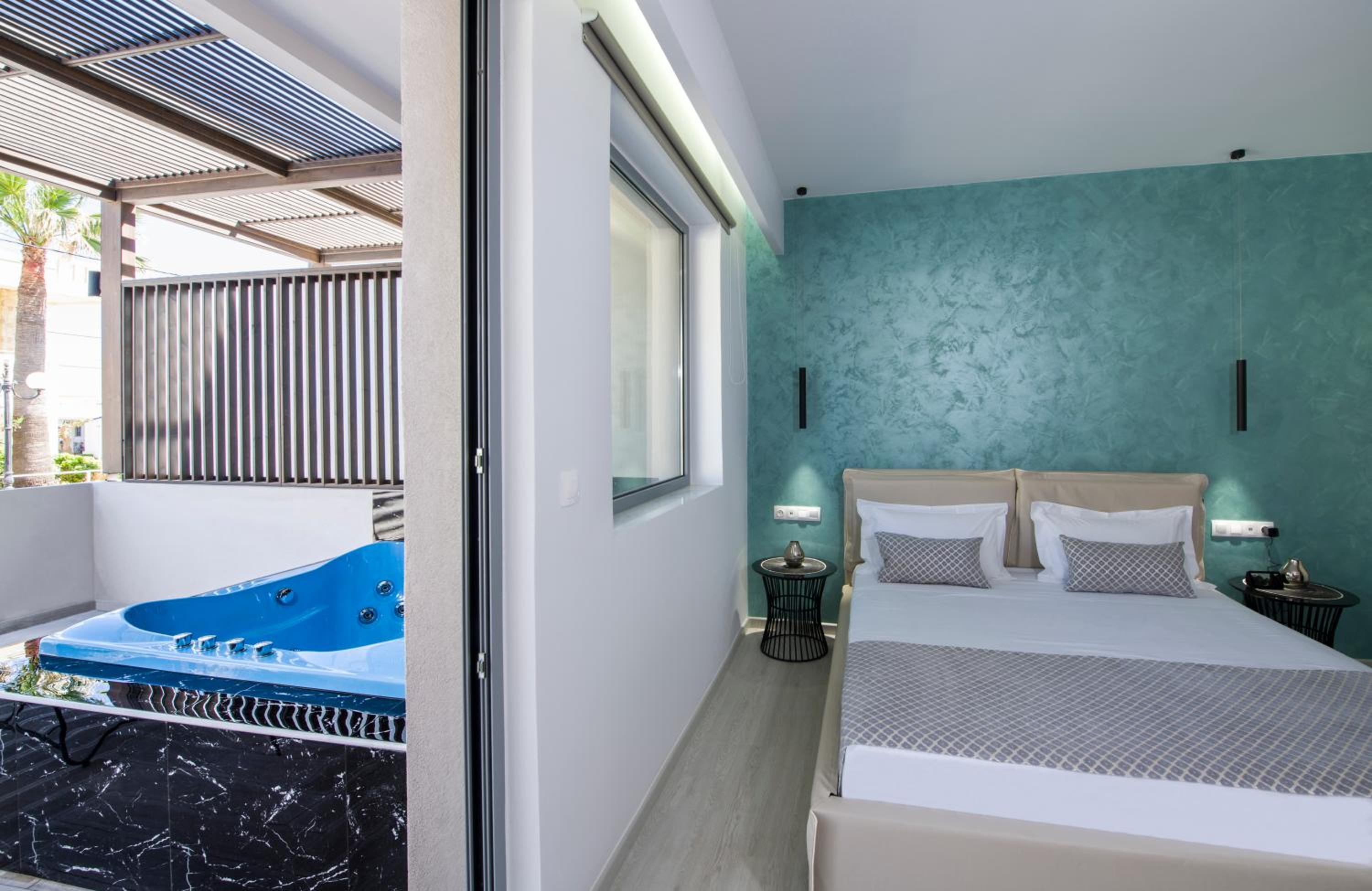 Lydia Deluxe Suite with Hot Tub Outdoor Jacuzzi