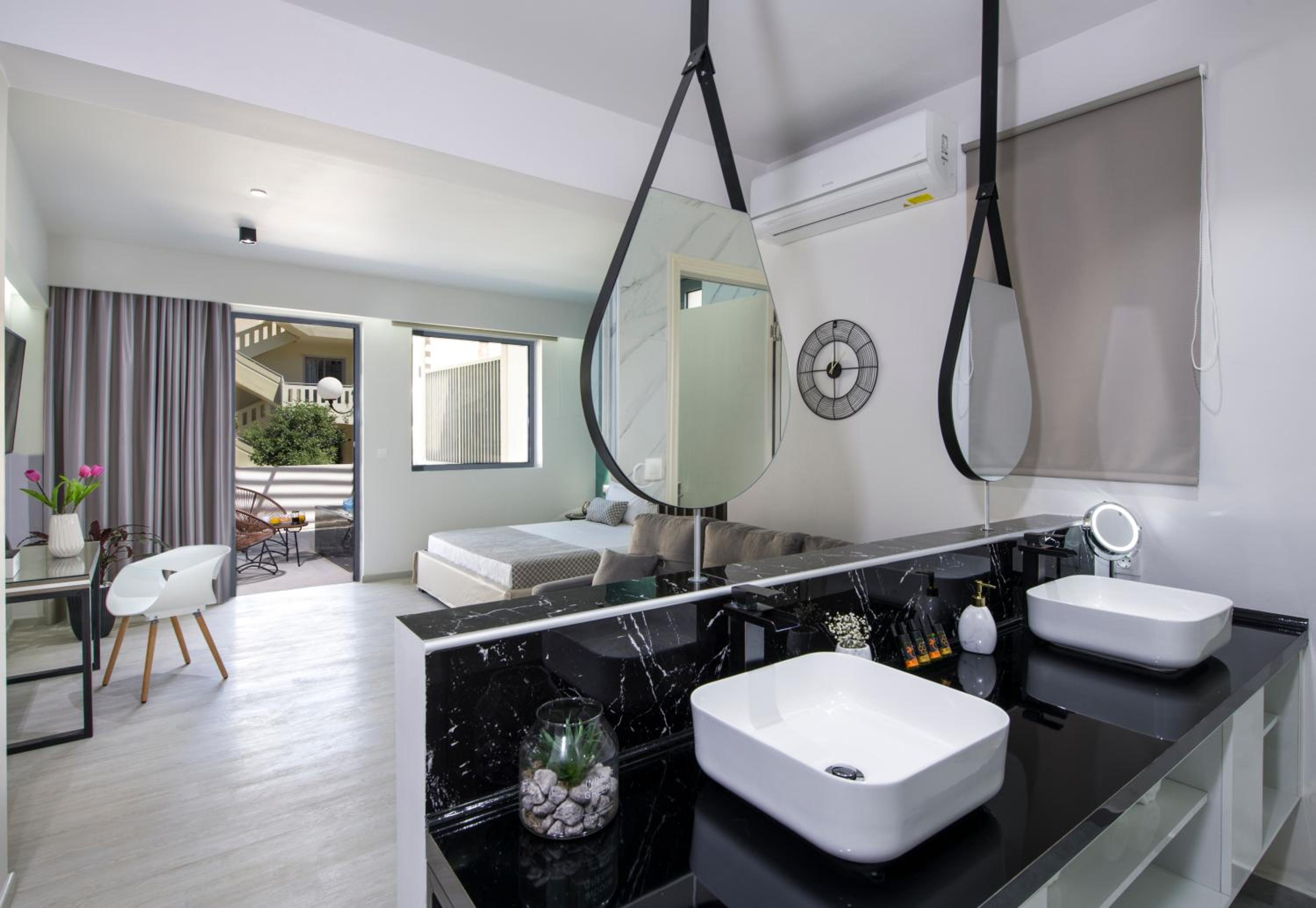 Nefeli Deluxe Suite with Hot Tub Outdoor Jacuzzi