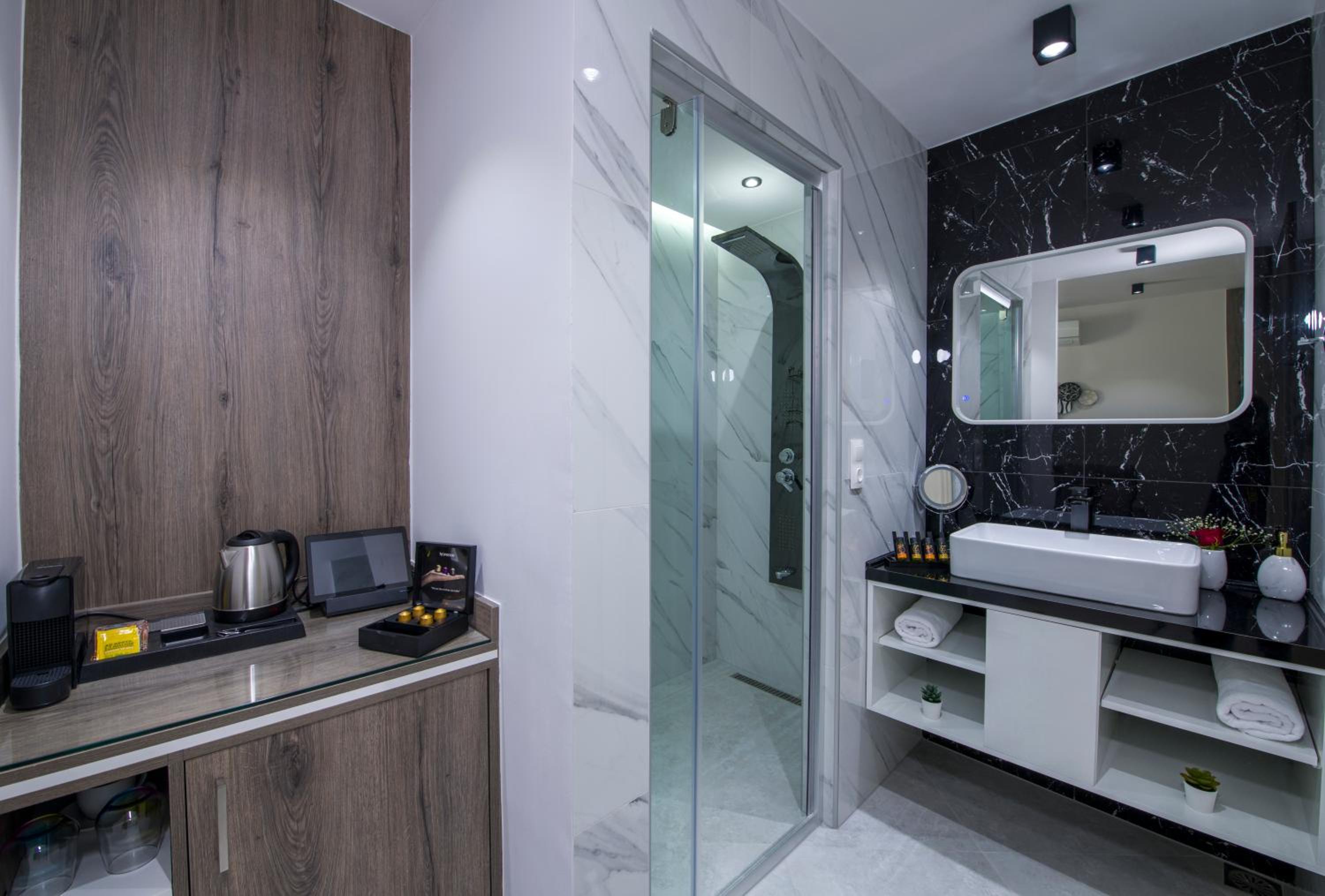 Lydia Deluxe Suite with Hot Tub Outdoor Jacuzzi photo 3