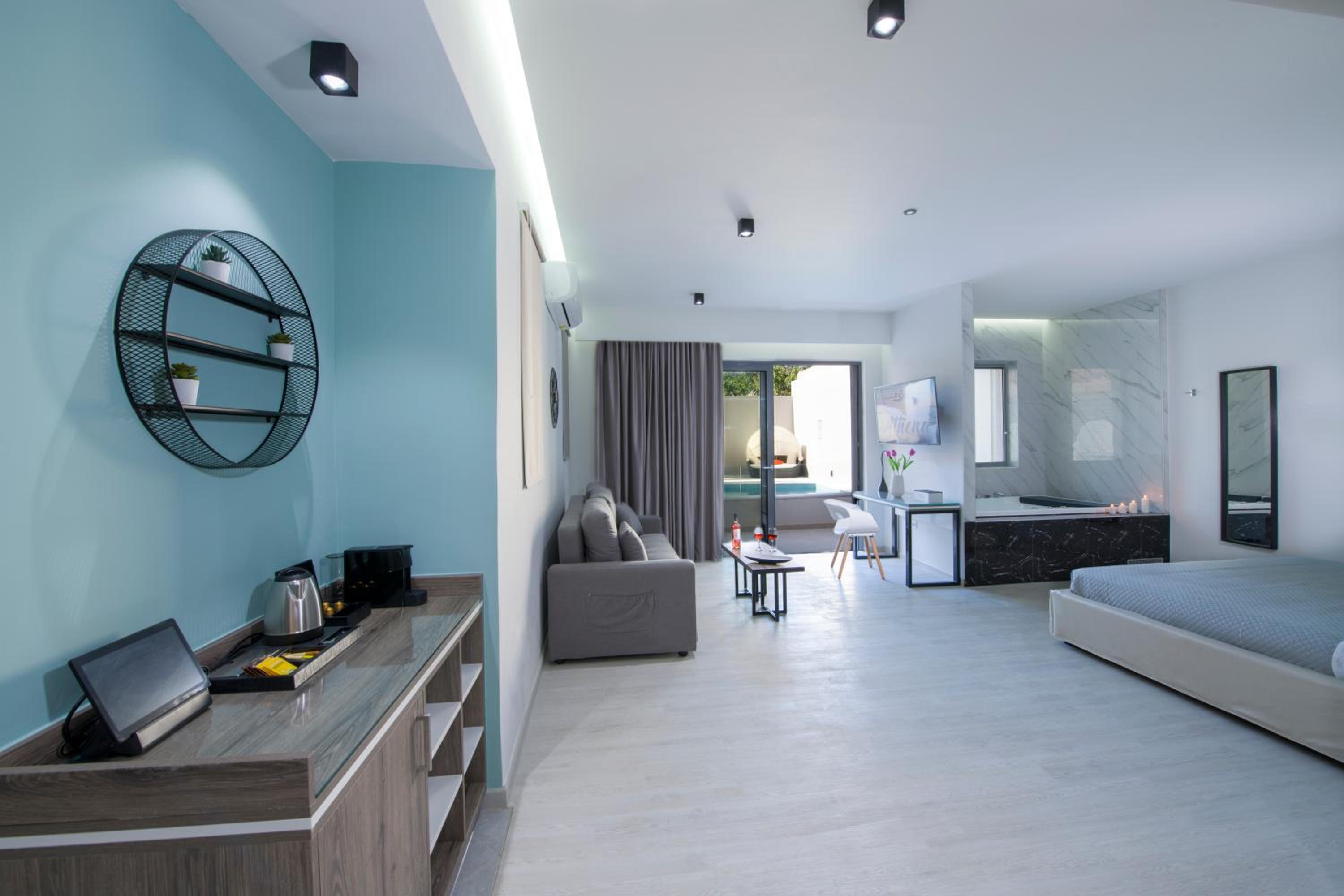 Athena Deluxe Suite with Hot Tub Indoor Jacuzzi