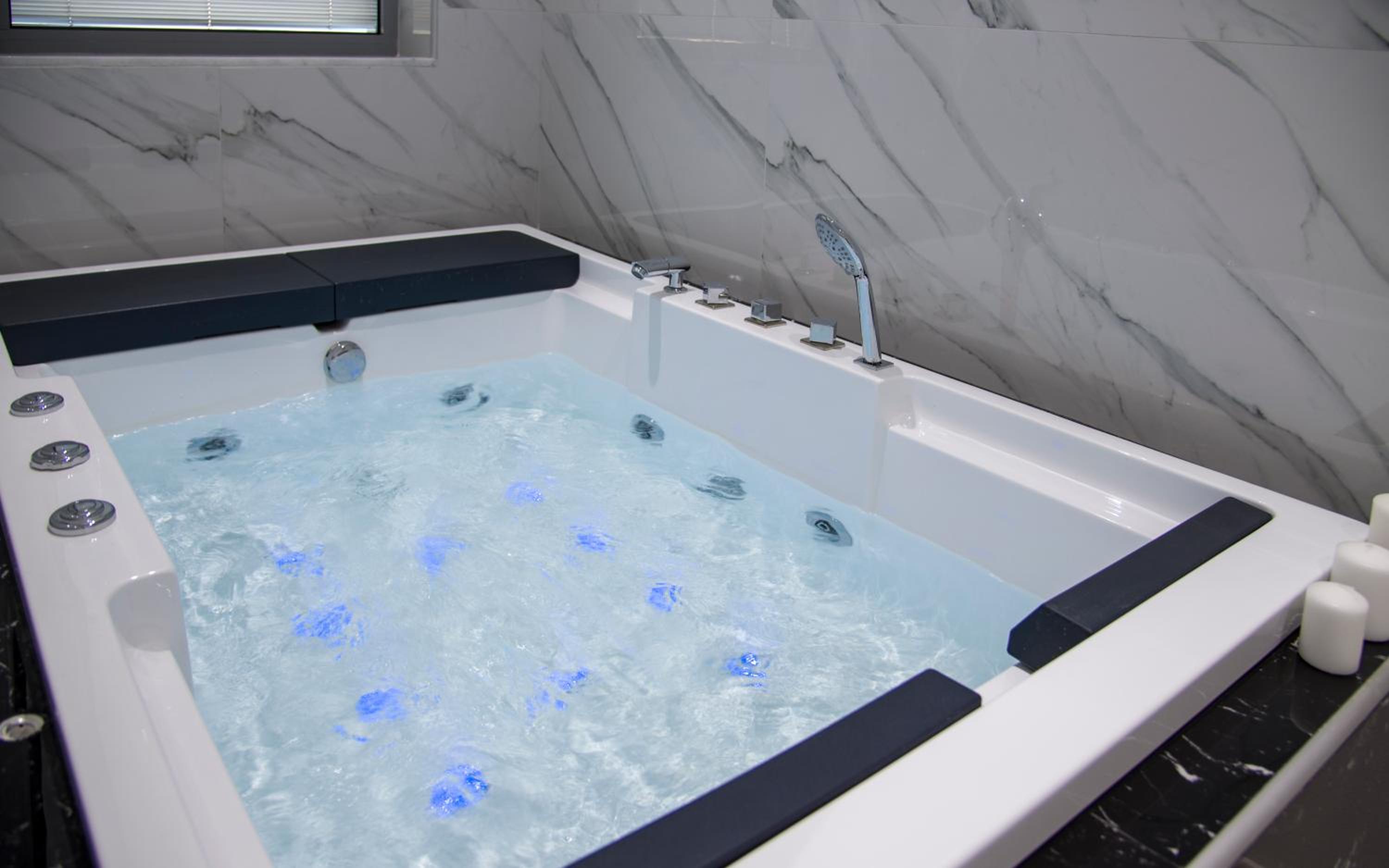 Thalia Deluxe Suite with Hot Tub Indoor Jacuzzi photo 3