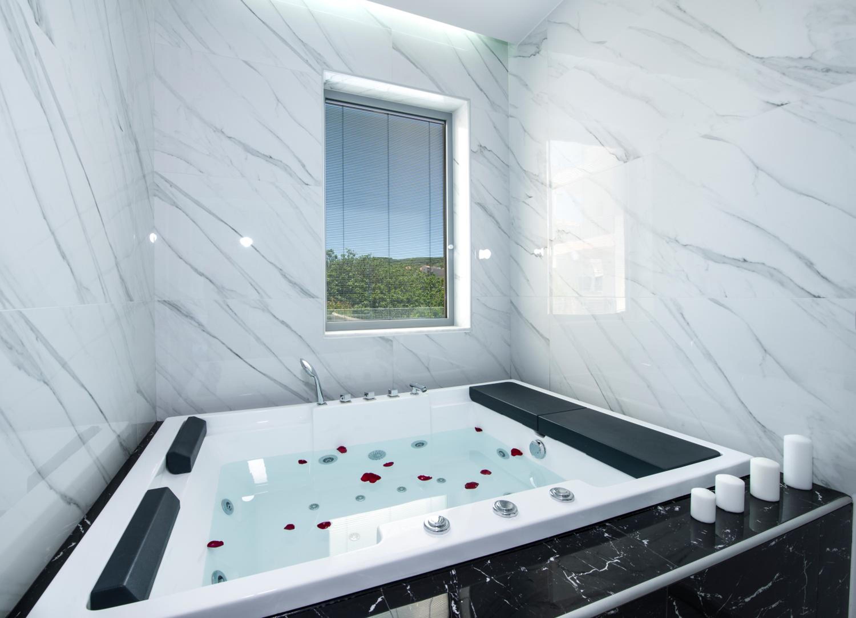 Fedra Deluxe Suite with Hot Tub Indoor Jacuzzi photo 2