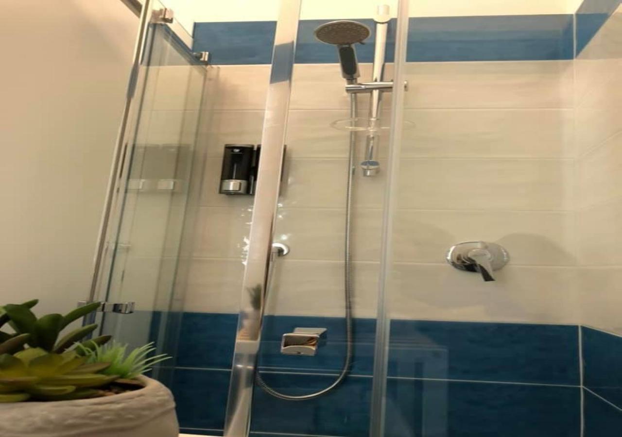 Double or Twin Room with Private Bathroom - Photo 2