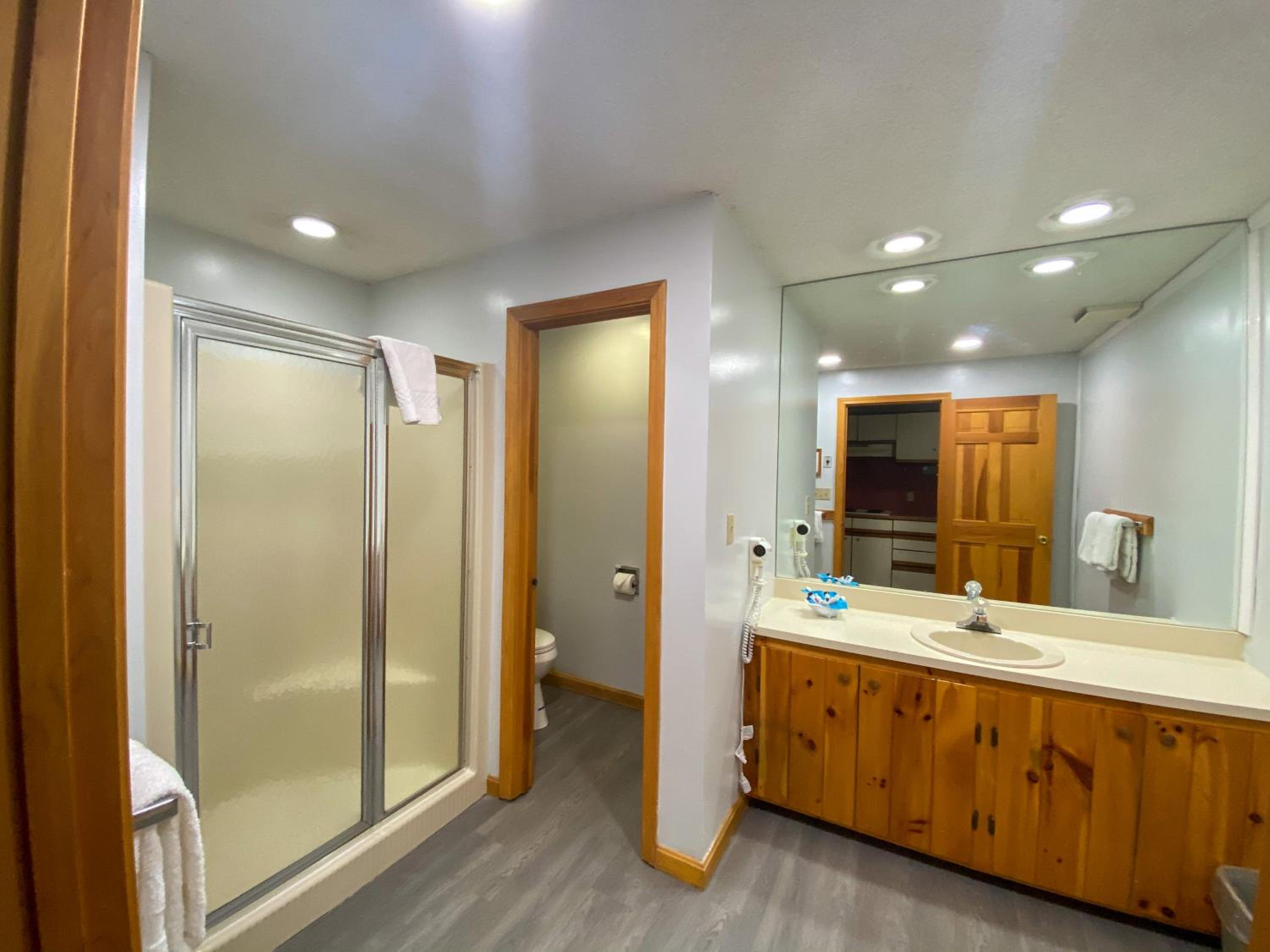 Queen Suite - Non-Smoking - Photo 2