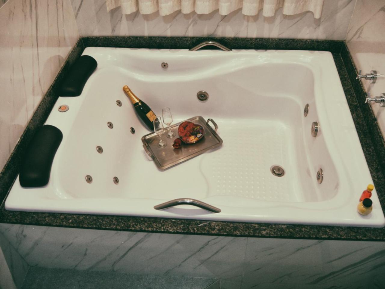 Deluxe Suite with Spa Bath - Photo 2