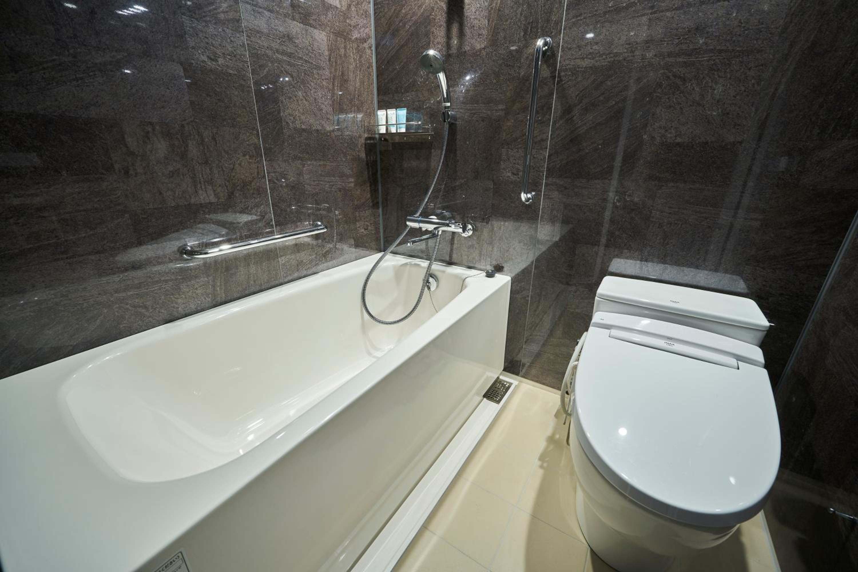 Deluxe Corner Twin Room with Tatami area for 3 People - Photo 3