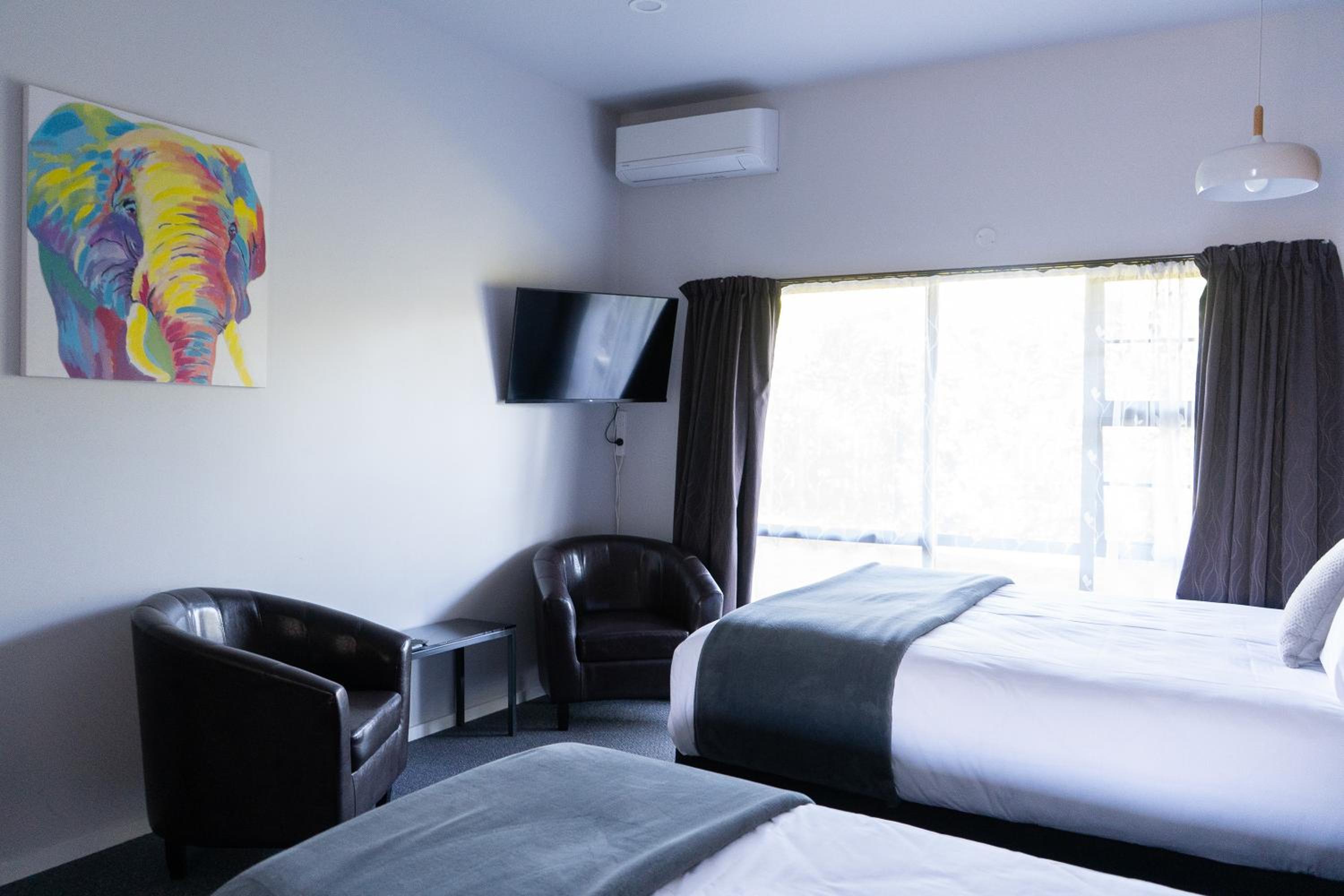 Twin Room - Disability Access - Photo 4