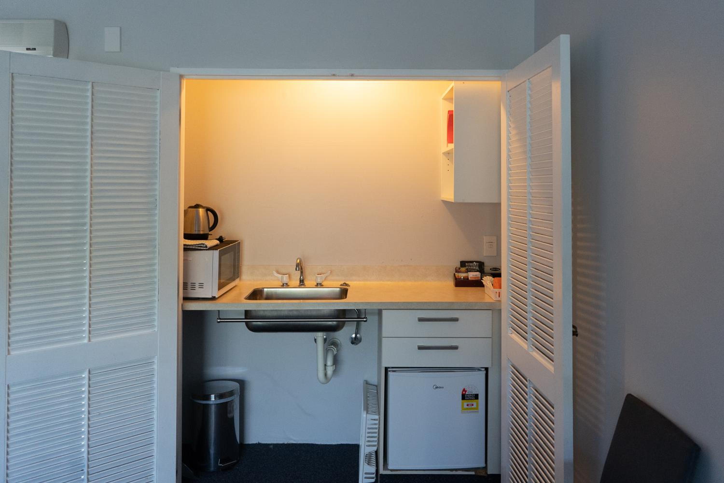 Twin Room - Disability Access - Photo 8