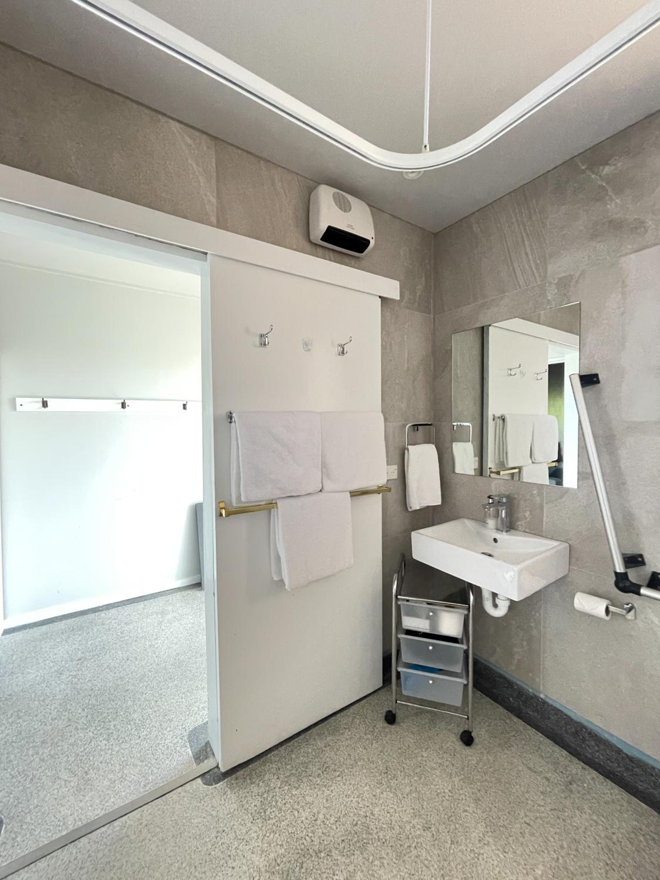 Twin Room - Disability Access - Photo 9
