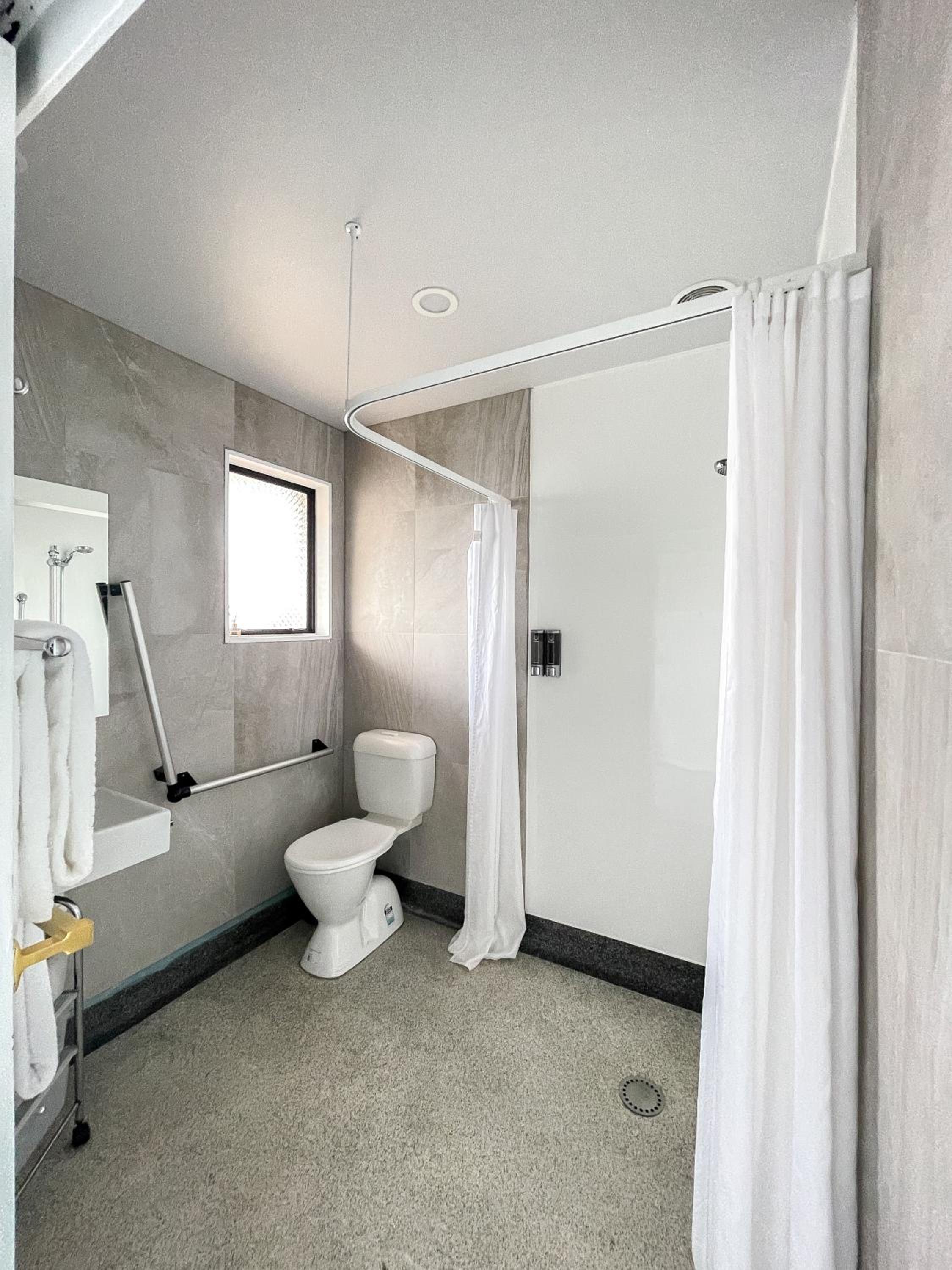 Twin Room - Disability Access - Photo 10