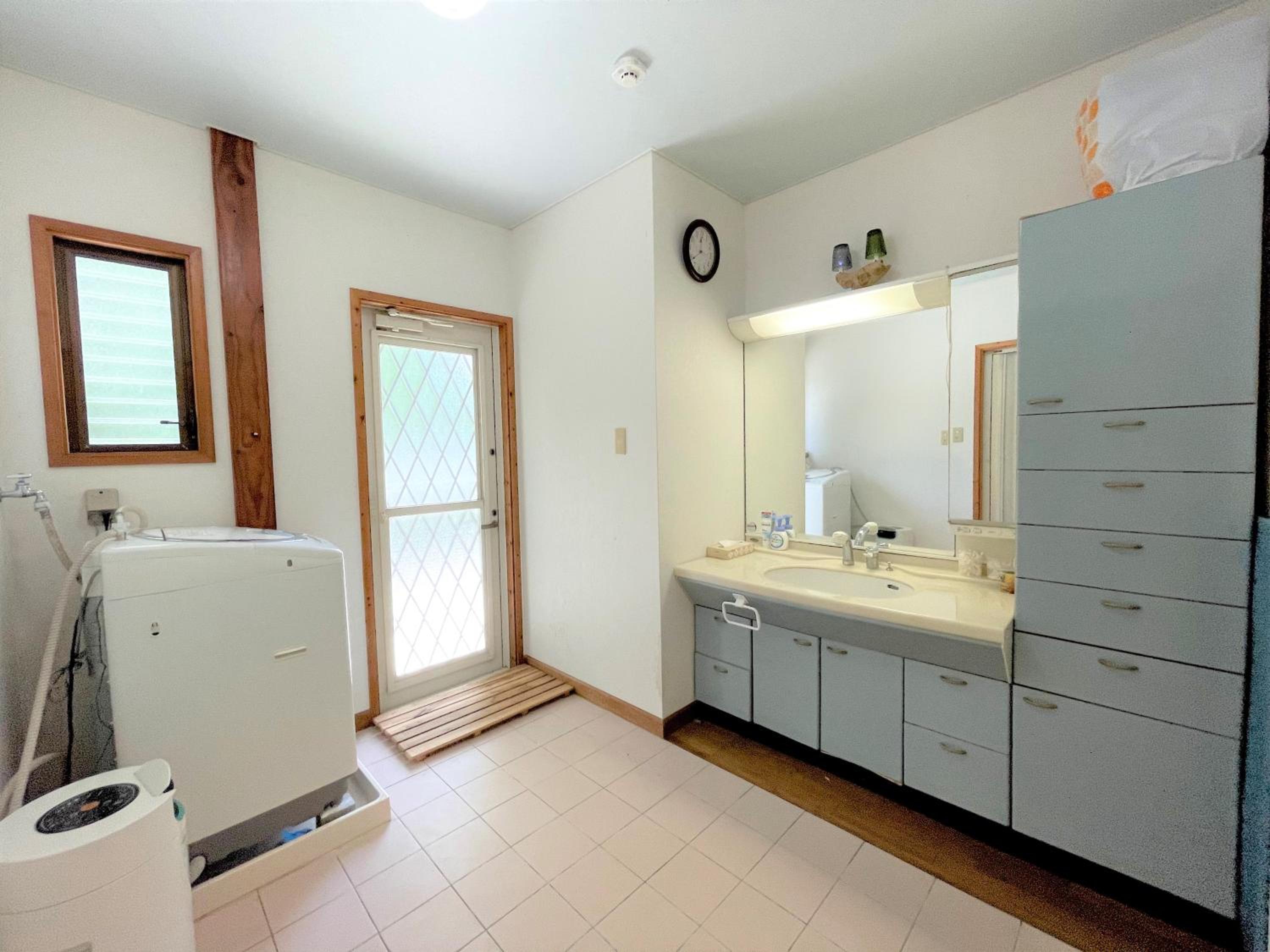 Three-Bedroom House photo 3