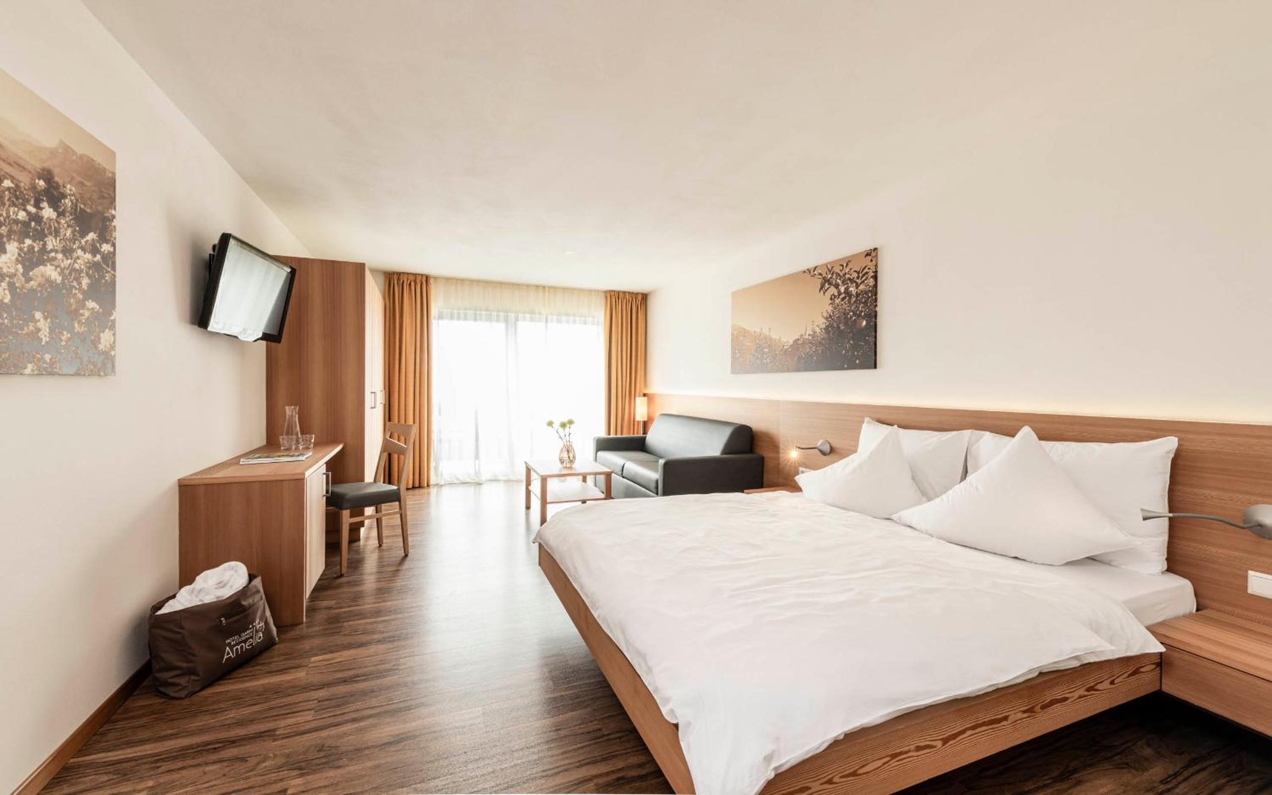 Deluxe Double Room with Balcony photo 3
